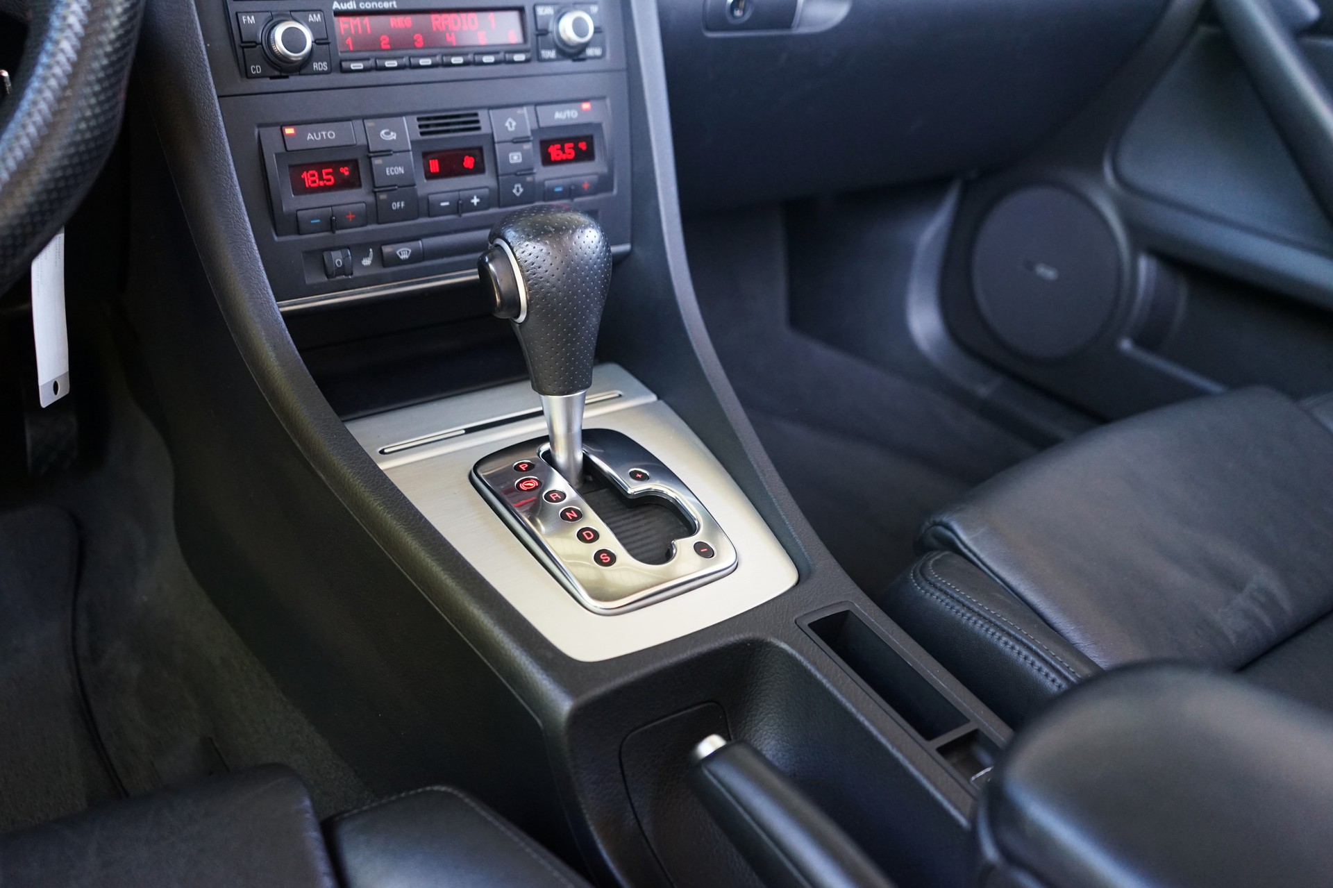 AUDI A4 Cabriolet 3.2 FSI quattro S-Line-image-8