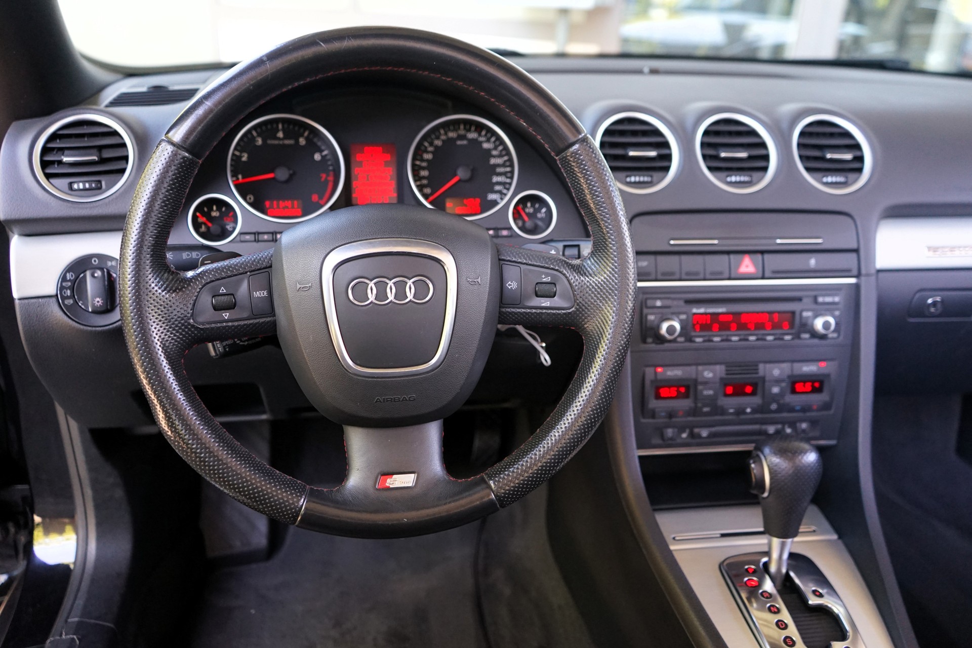 AUDI A4 Cabriolet 3.2 FSI quattro S-Line-image-5