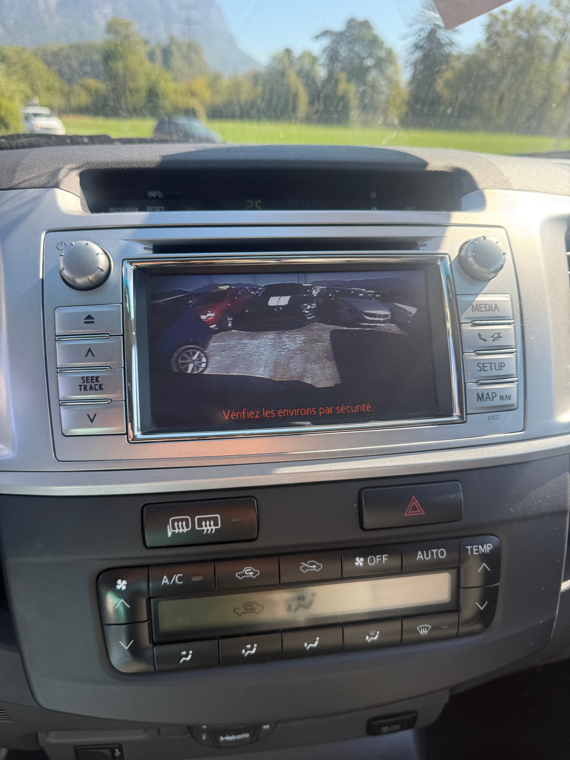TOYOTA Hilux 3.0 DoubleCab LineaSol A-image-11