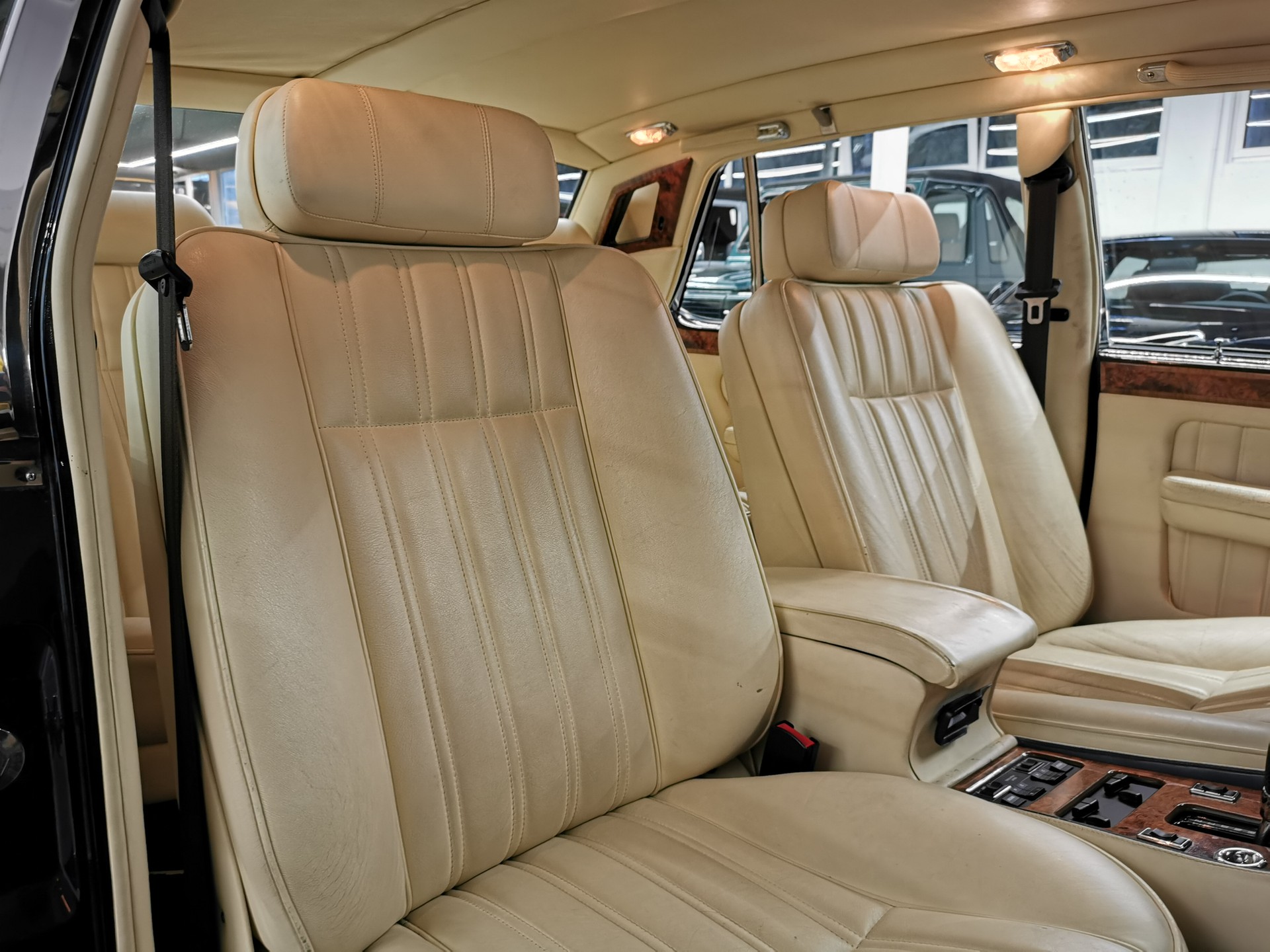 BENTLEY Brooklands "R" Turbo ROYAL BLUE /MAGNOLIA GIORGIO ARMANI SPEC 305 PS EINER VON 200 STÜCK-image-9