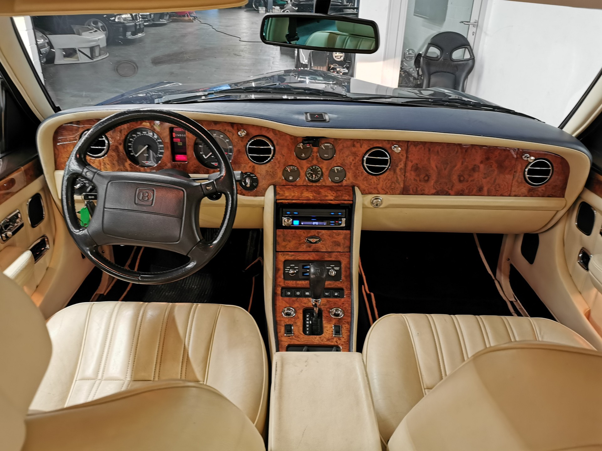 BENTLEY Brooklands "R" Turbo ROYAL BLUE /MAGNOLIA GIORGIO ARMANI SPEC 305 PS EINER VON 200 STÜCK-image-6
