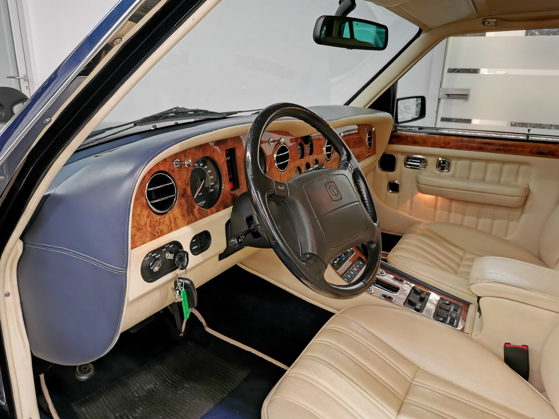 BENTLEY Brooklands "R" Turbo ROYAL BLUE /MAGNOLIA GIORGIO ARMANI SPEC 305 PS EINER VON 200 STÜCK-image-5