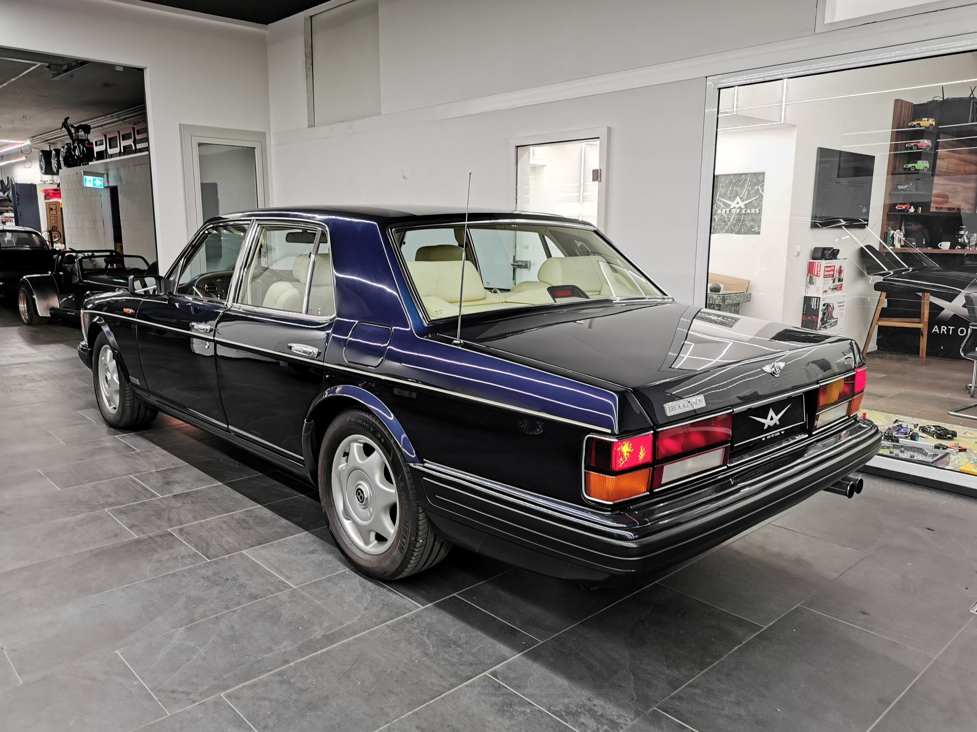 BENTLEY Brooklands "R" Turbo ROYAL BLUE /MAGNOLIA GIORGIO ARMANI SPEC 305 PS EINER VON 200 STÜCK-image-7