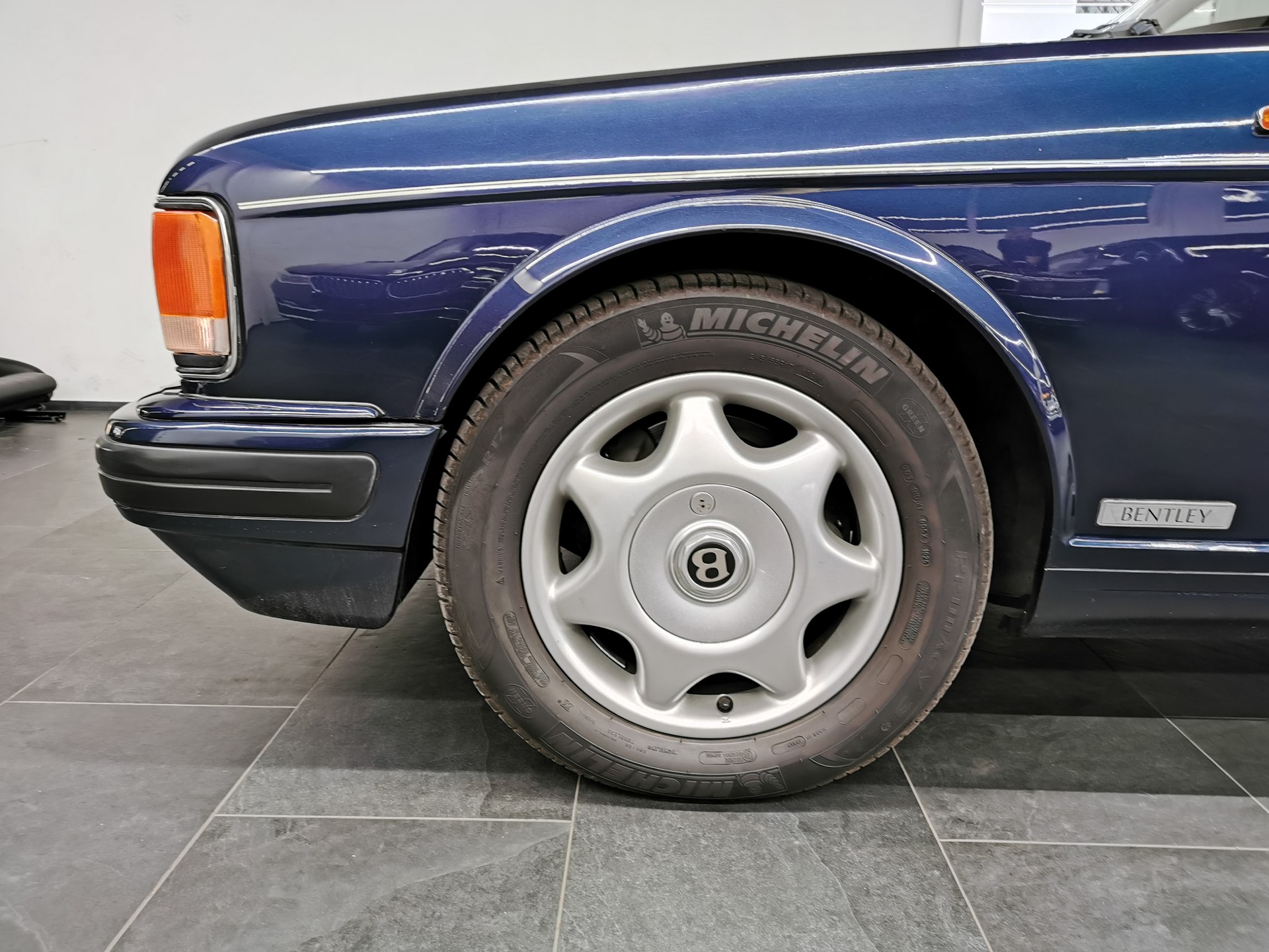 BENTLEY Brooklands "R" Turbo ROYAL BLUE /MAGNOLIA GIORGIO ARMANI SPEC 305 PS EINER VON 200 STÜCK-image-13