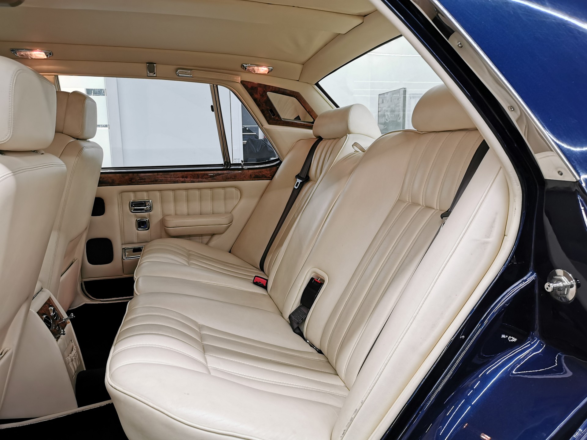 BENTLEY Brooklands "R" Turbo ROYAL BLUE /MAGNOLIA GIORGIO ARMANI SPEC 305 PS EINER VON 200 STÜCK-image-12
