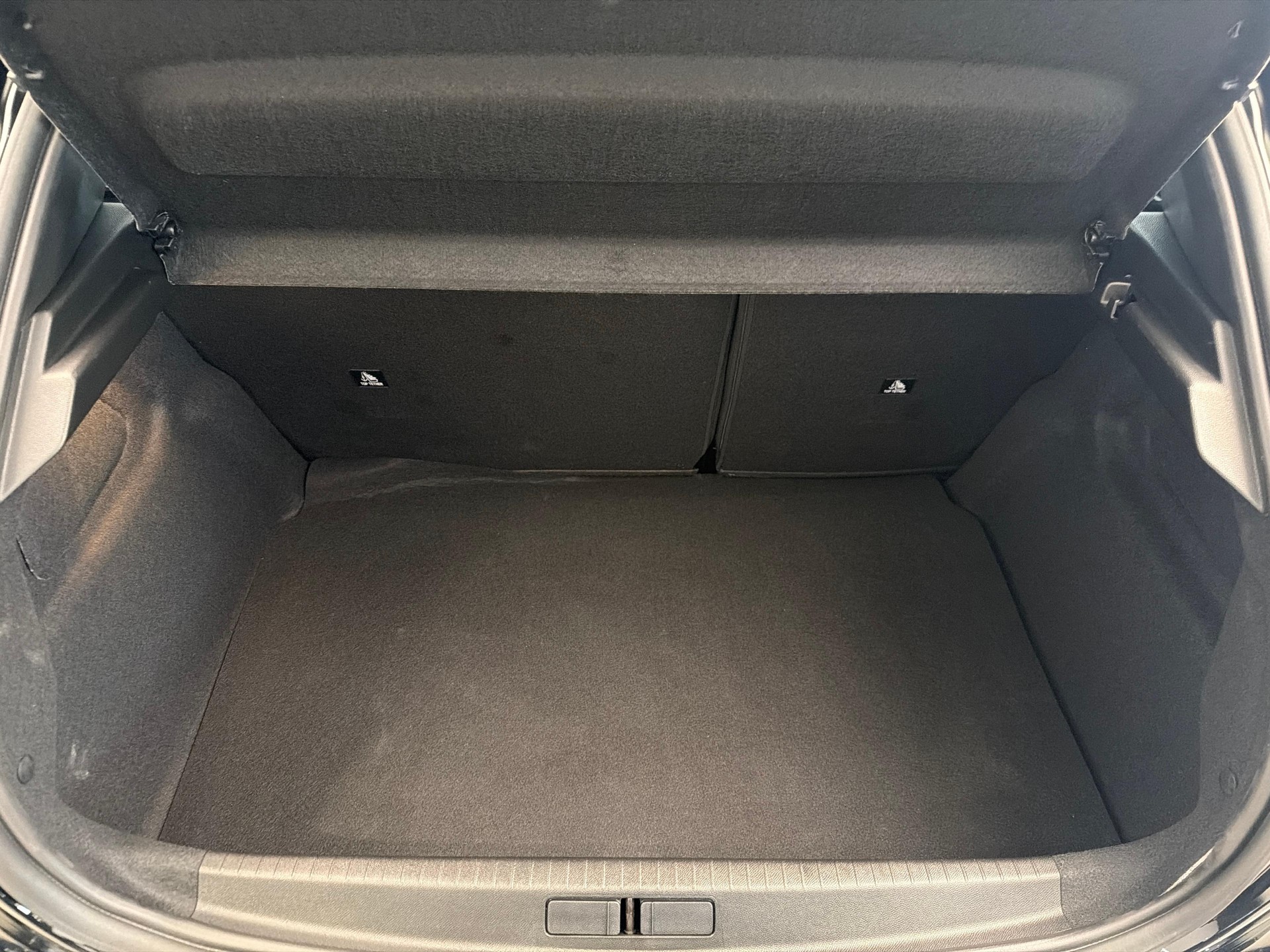 PEUGEOT 208 1.2 Hybrid 145 GT-image-11