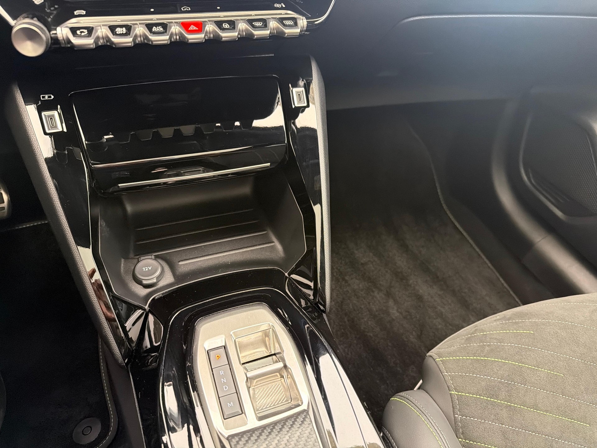 PEUGEOT 208 1.2 Hybrid 145 GT-image-18