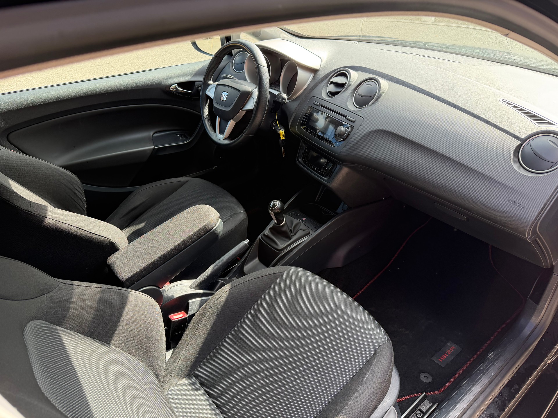 SEAT Ibiza SC 1.6 Sport-image-6