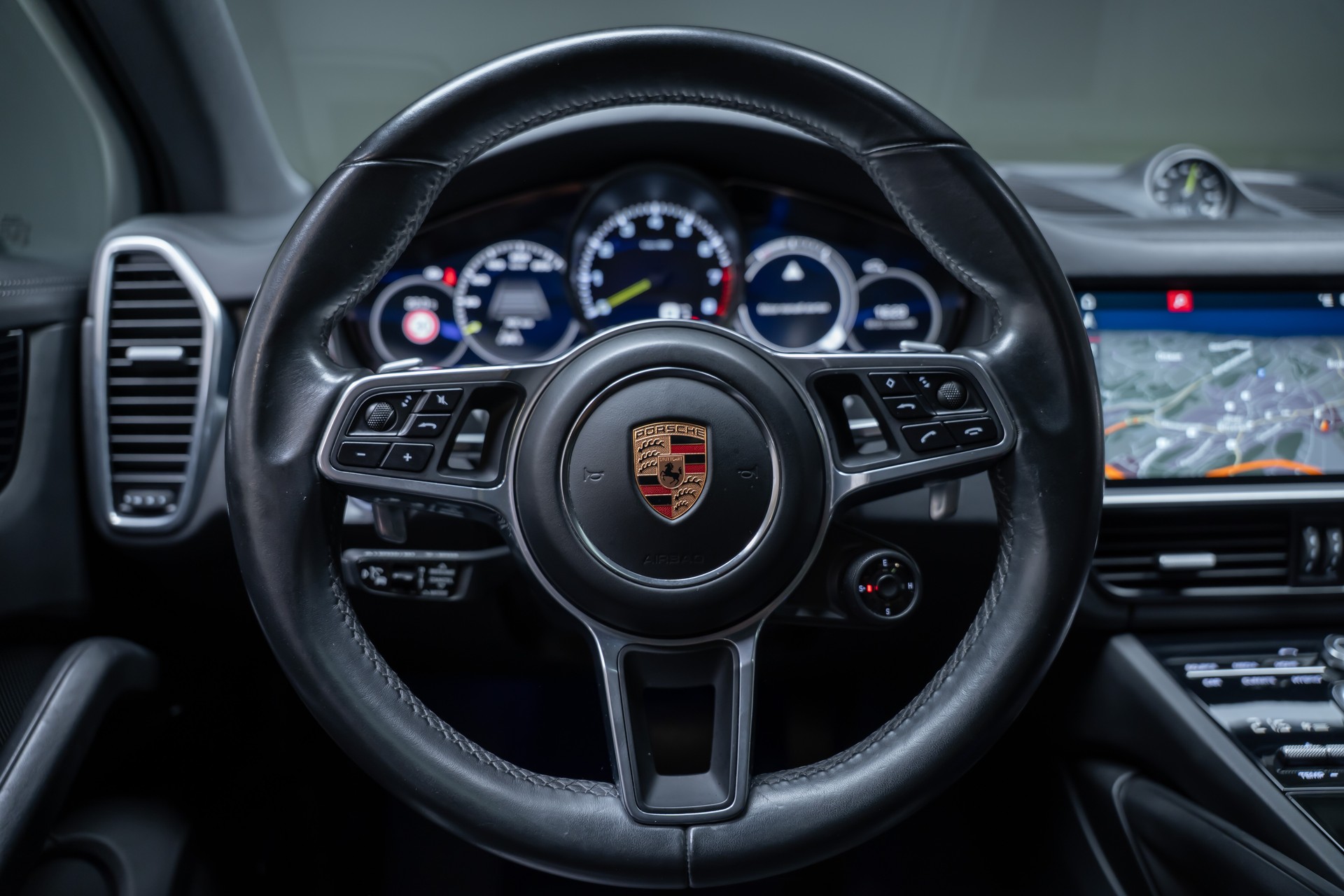 PORSCHE Cayenne 3.0 V6 E-Hybrid / CH-Fahrzeug / Sport-Chrono / Panorama-Schiebedach-image-24