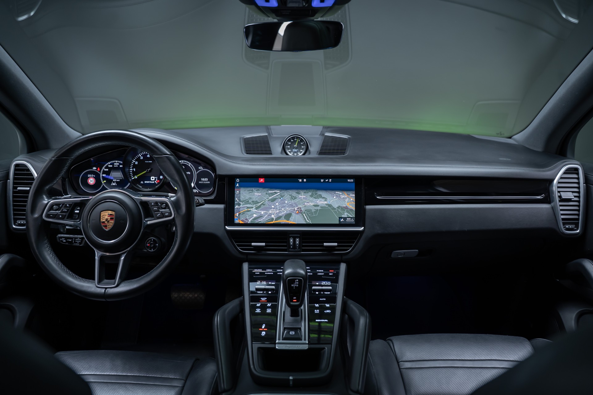 PORSCHE Cayenne 3.0 V6 E-Hybrid / CH-Fahrzeug / Sport-Chrono / Panorama-Schiebedach-image-18