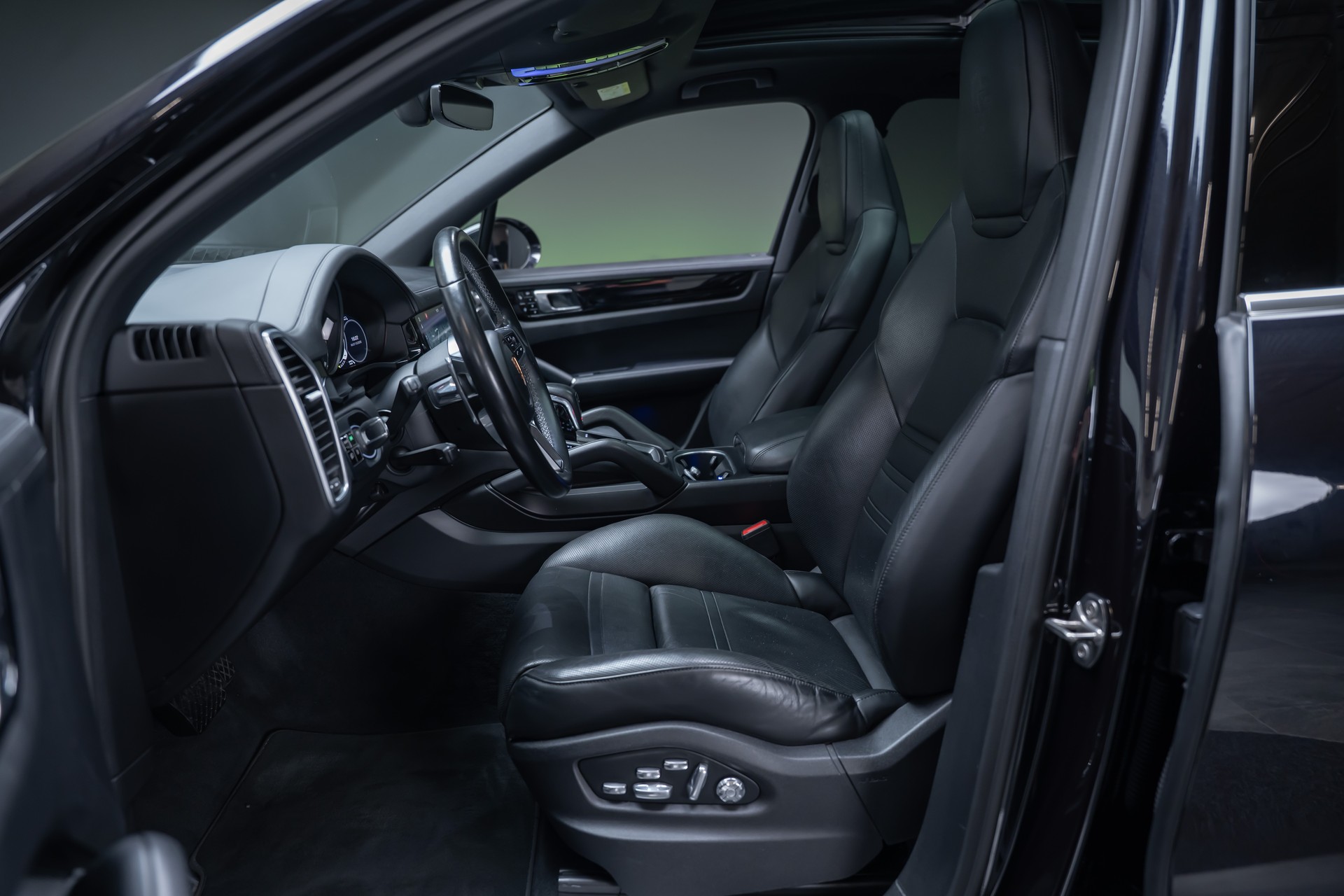 PORSCHE Cayenne 3.0 V6 E-Hybrid / CH-Fahrzeug / Sport-Chrono / Panorama-Schiebedach-image-15