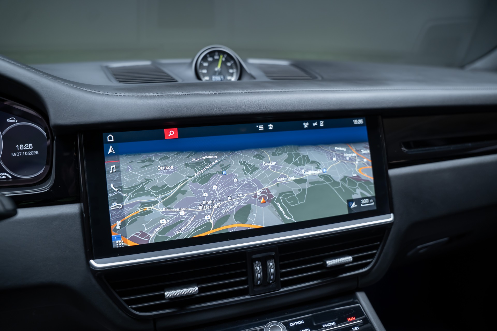 PORSCHE Cayenne 3.0 V6 E-Hybrid / CH-Fahrzeug / Sport-Chrono / Panorama-Schiebedach-image-27