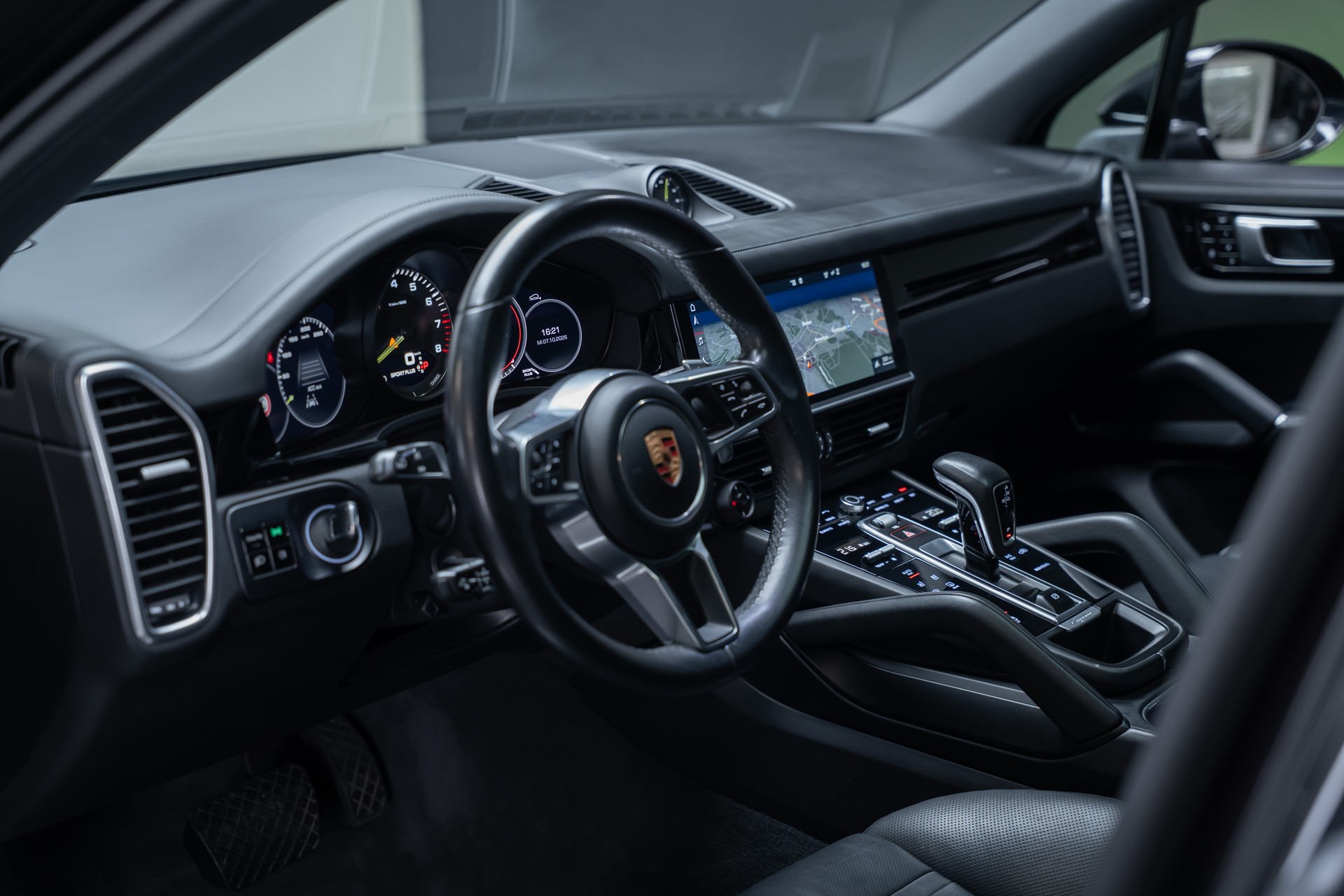 PORSCHE Cayenne 3.0 V6 E-Hybrid / CH-Fahrzeug / Sport-Chrono / Panorama-Schiebedach-image-10