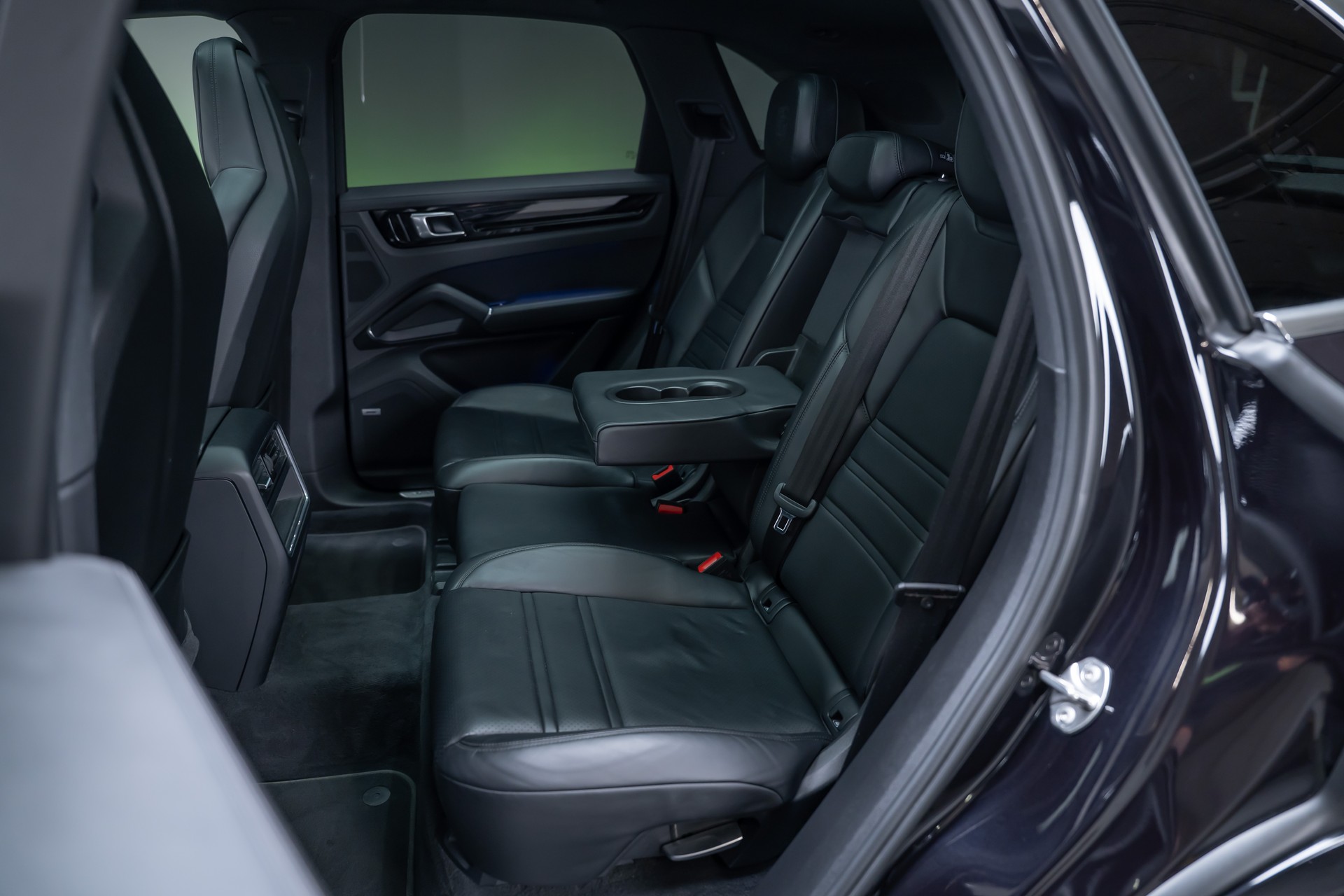 PORSCHE Cayenne 3.0 V6 E-Hybrid / CH-Fahrzeug / Sport-Chrono / Panorama-Schiebedach-image-17
