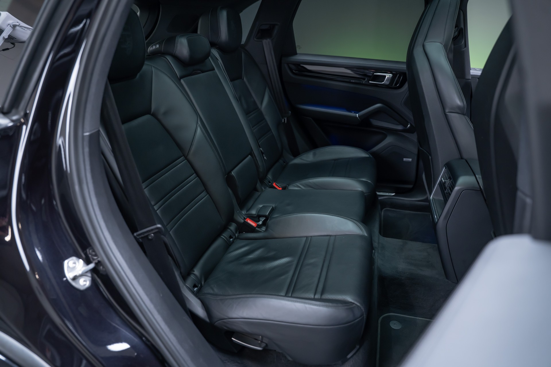 PORSCHE Cayenne 3.0 V6 E-Hybrid / CH-Fahrzeug / Sport-Chrono / Panorama-Schiebedach-image-37