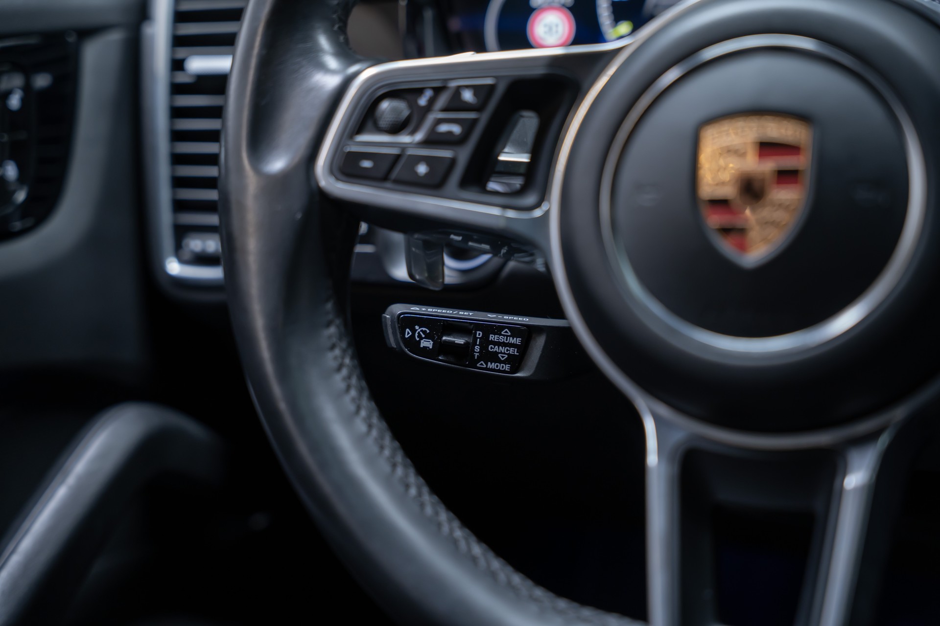 PORSCHE Cayenne 3.0 V6 E-Hybrid / CH-Fahrzeug / Sport-Chrono / Panorama-Schiebedach-image-20