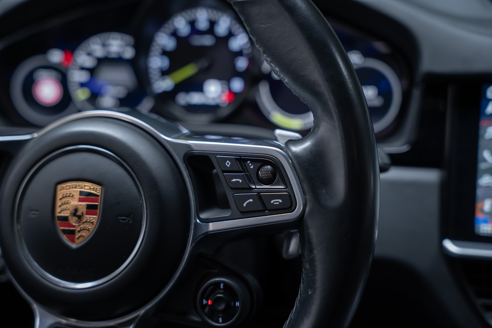 PORSCHE Cayenne 3.0 V6 E-Hybrid / CH-Fahrzeug / Sport-Chrono / Panorama-Schiebedach-image-23