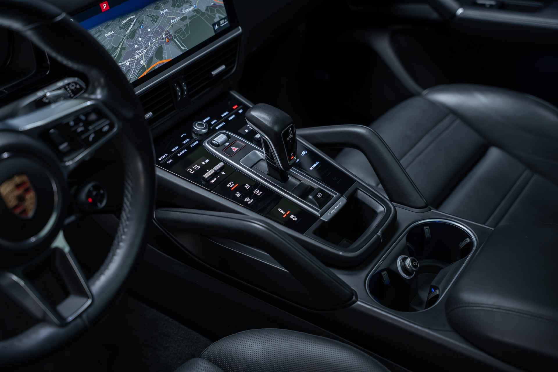 PORSCHE Cayenne 3.0 V6 E-Hybrid / CH-Fahrzeug / Sport-Chrono / Panorama-Schiebedach-image-11