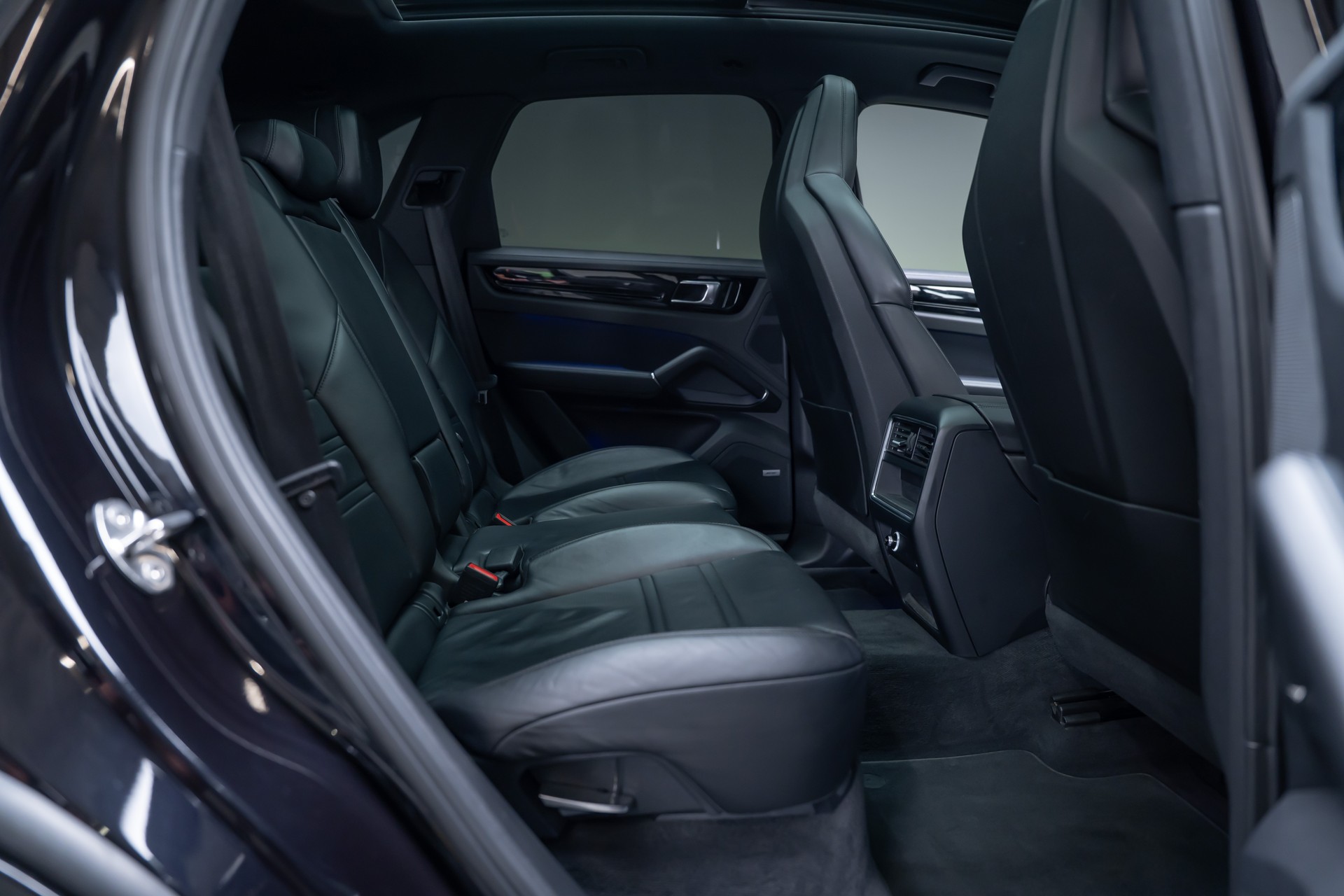 PORSCHE Cayenne 3.0 V6 E-Hybrid / CH-Fahrzeug / Sport-Chrono / Panorama-Schiebedach-image-36