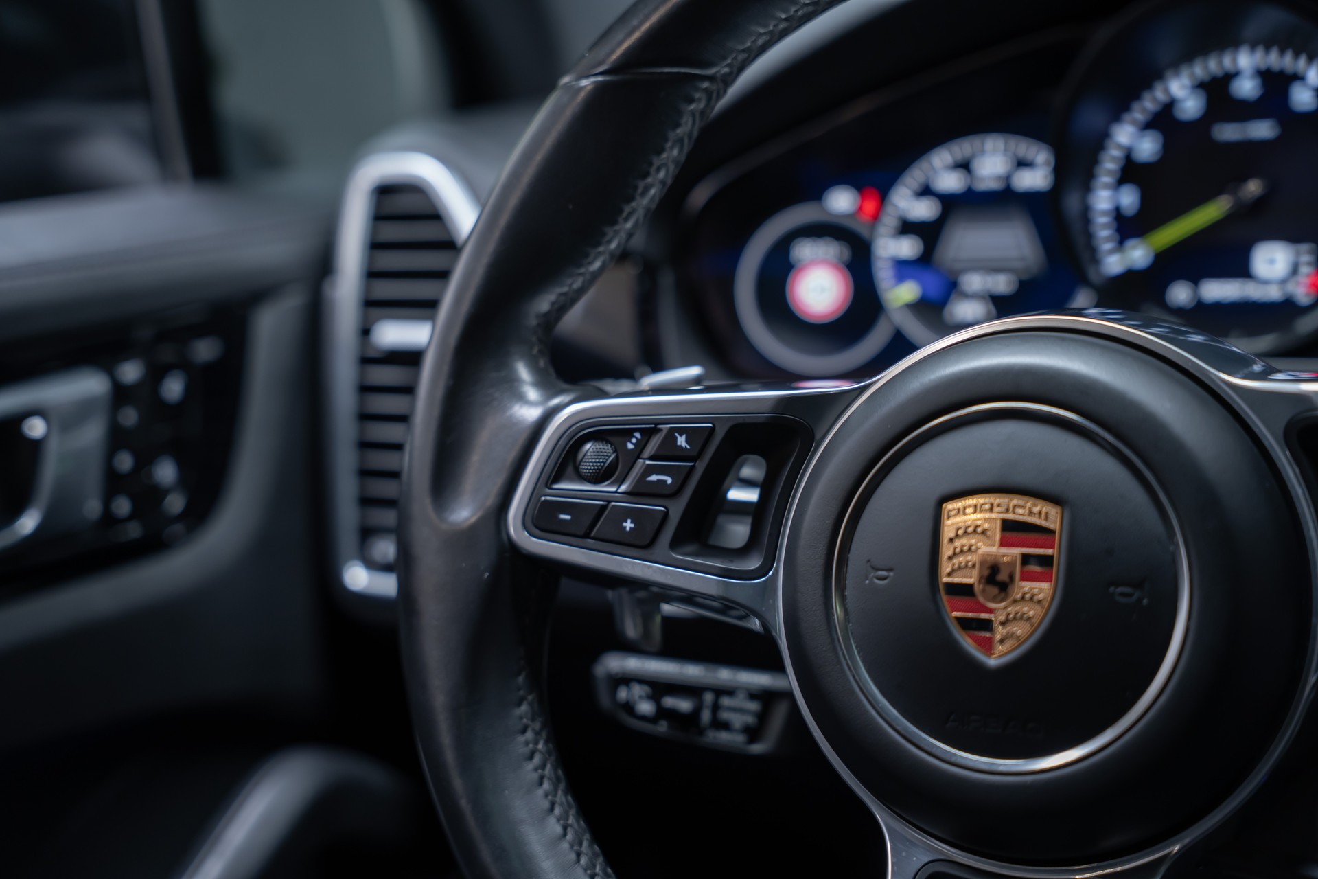 PORSCHE Cayenne 3.0 V6 E-Hybrid / CH-Fahrzeug / Sport-Chrono / Panorama-Schiebedach-image-22