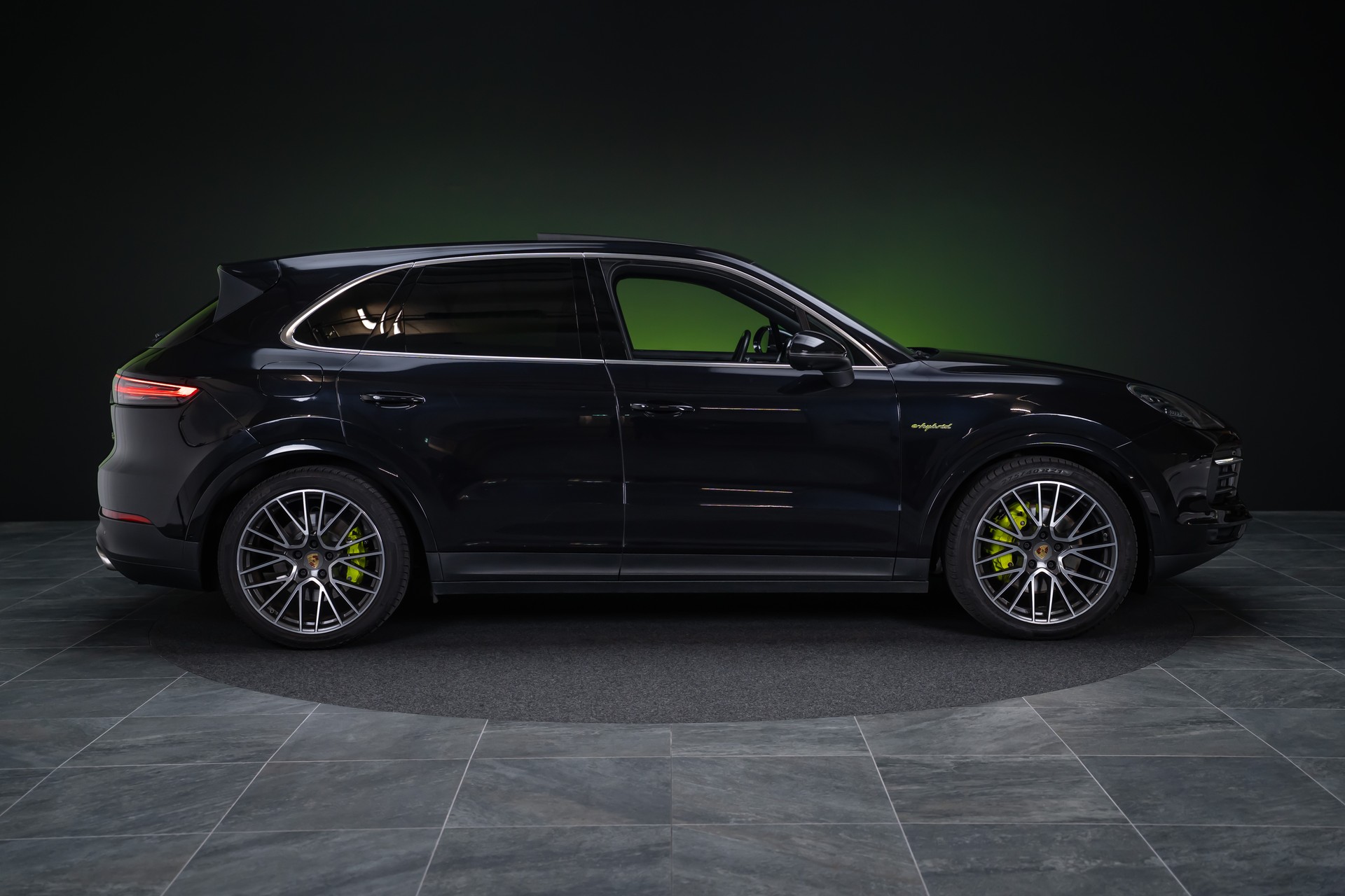 PORSCHE Cayenne 3.0 V6 E-Hybrid / CH-Fahrzeug / Sport-Chrono / Panorama-Schiebedach-image-3