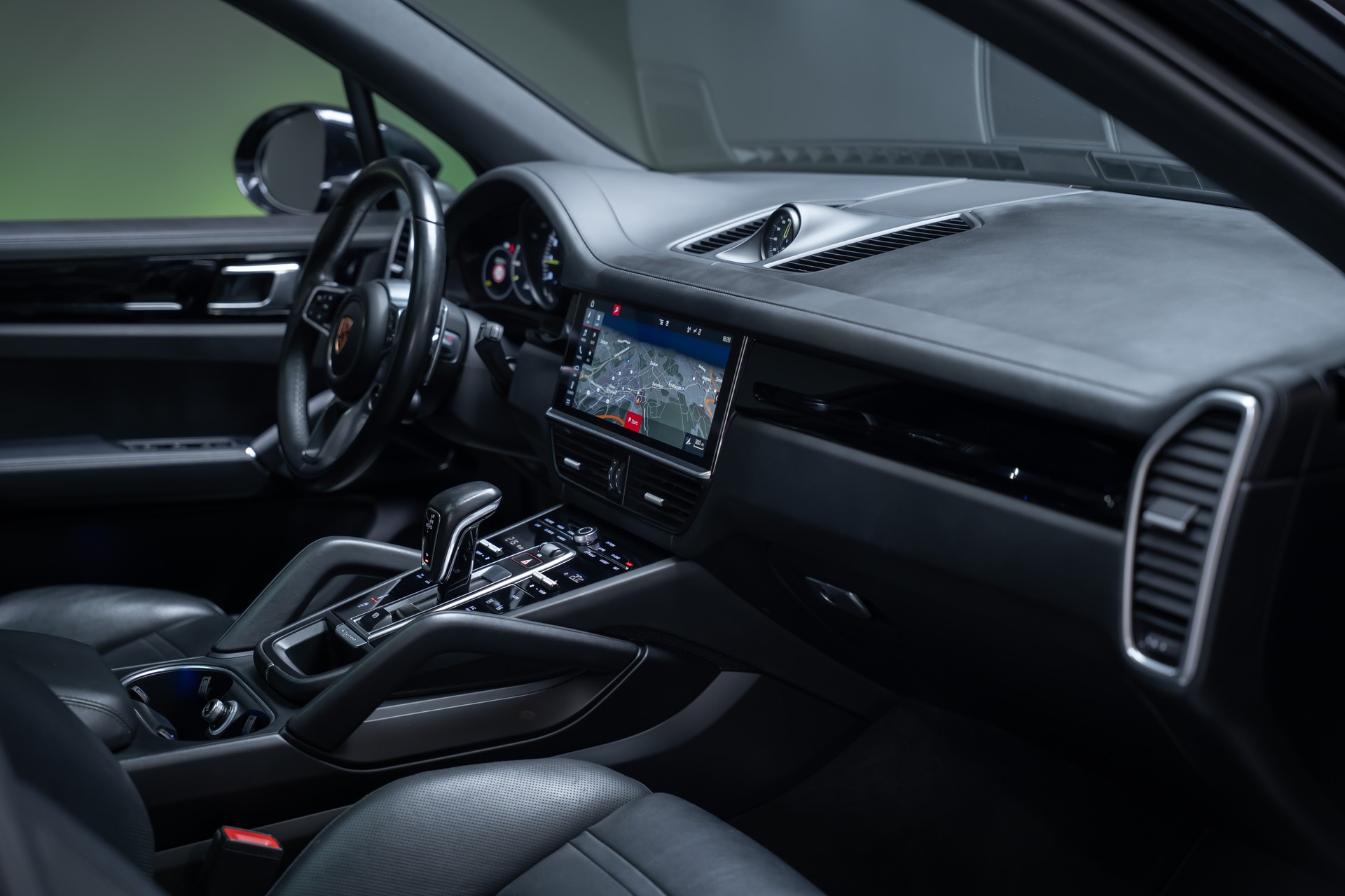 PORSCHE Cayenne 3.0 V6 E-Hybrid / CH-Fahrzeug / Sport-Chrono / Panorama-Schiebedach-image-35