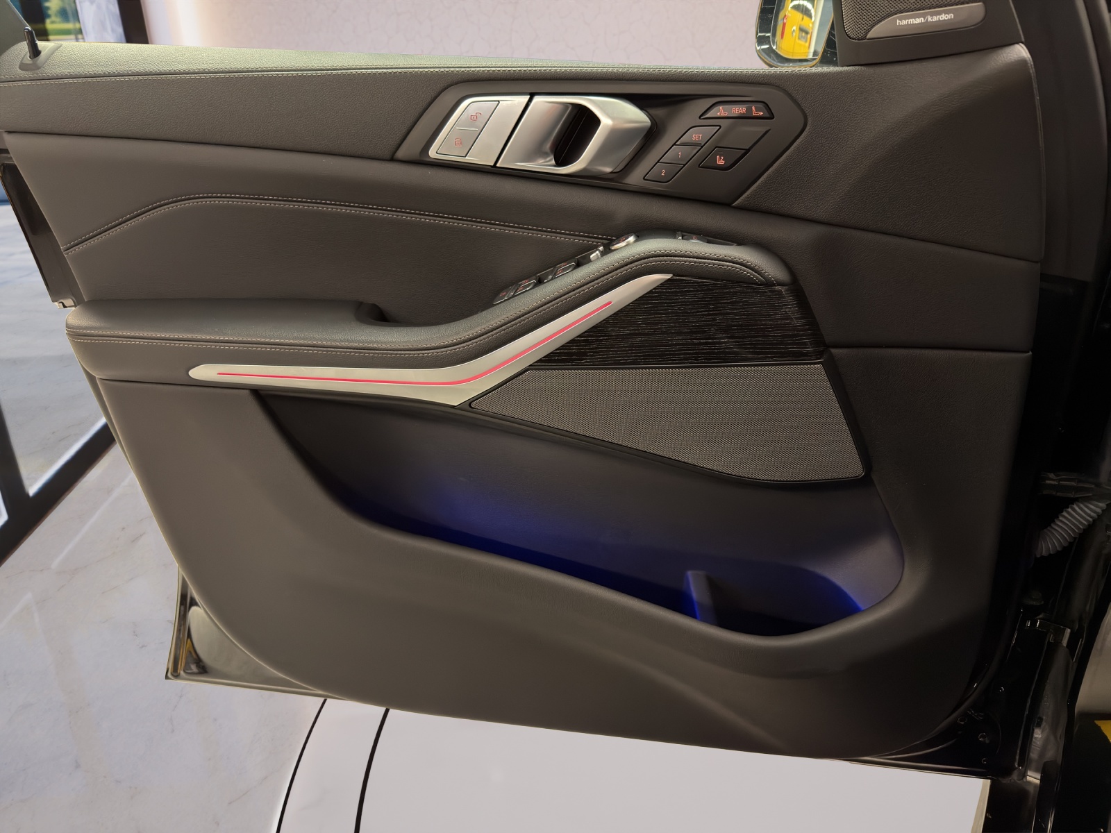 BMW X7 xDrive 48V 40d Steptronic-image-13