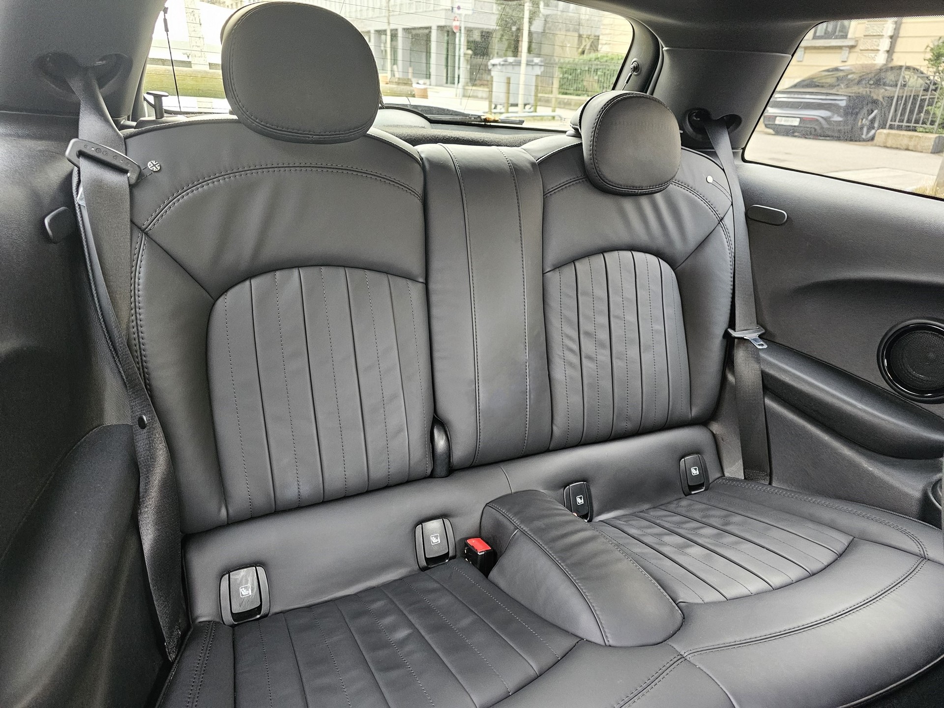 MINI Cooper SE Mosaert Edition-image-4