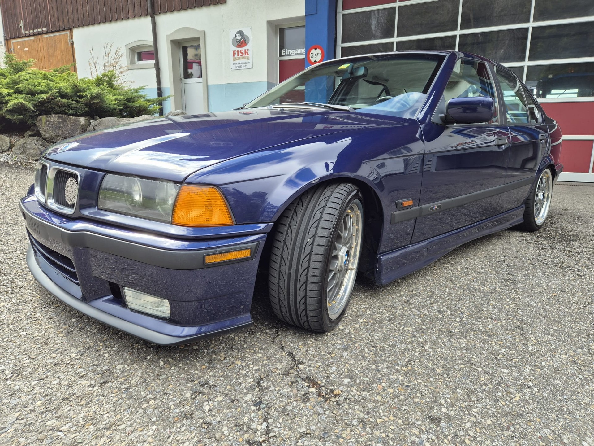 BMW 328i-image-1