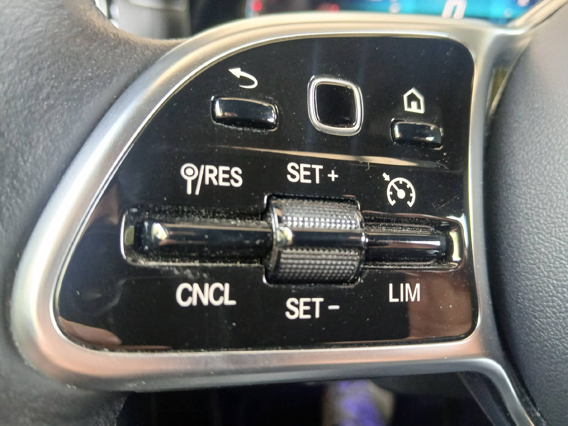 MERCEDES-BENZ A 180-image-8