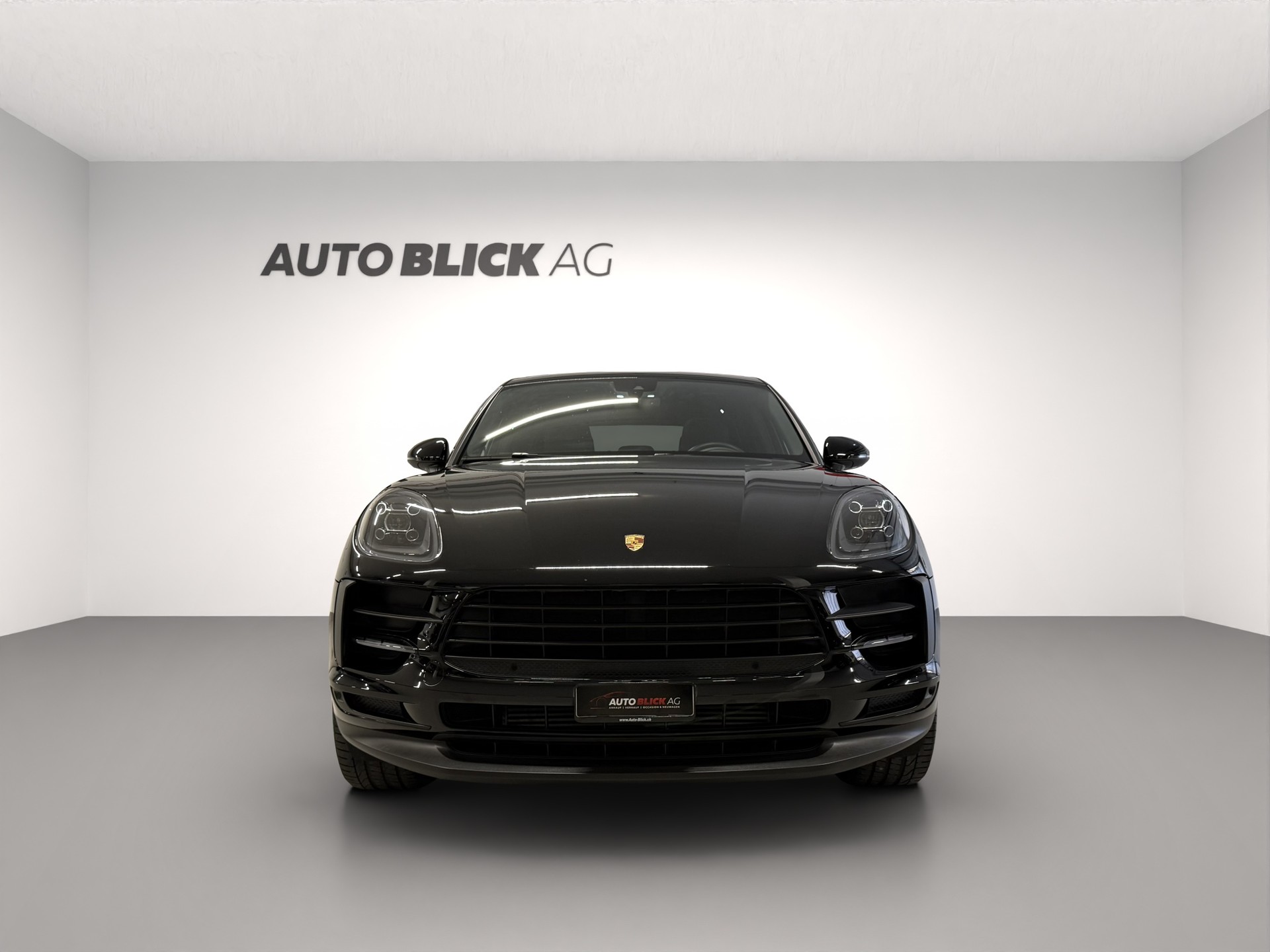 PORSCHE Macan PDK-showroom-element-2