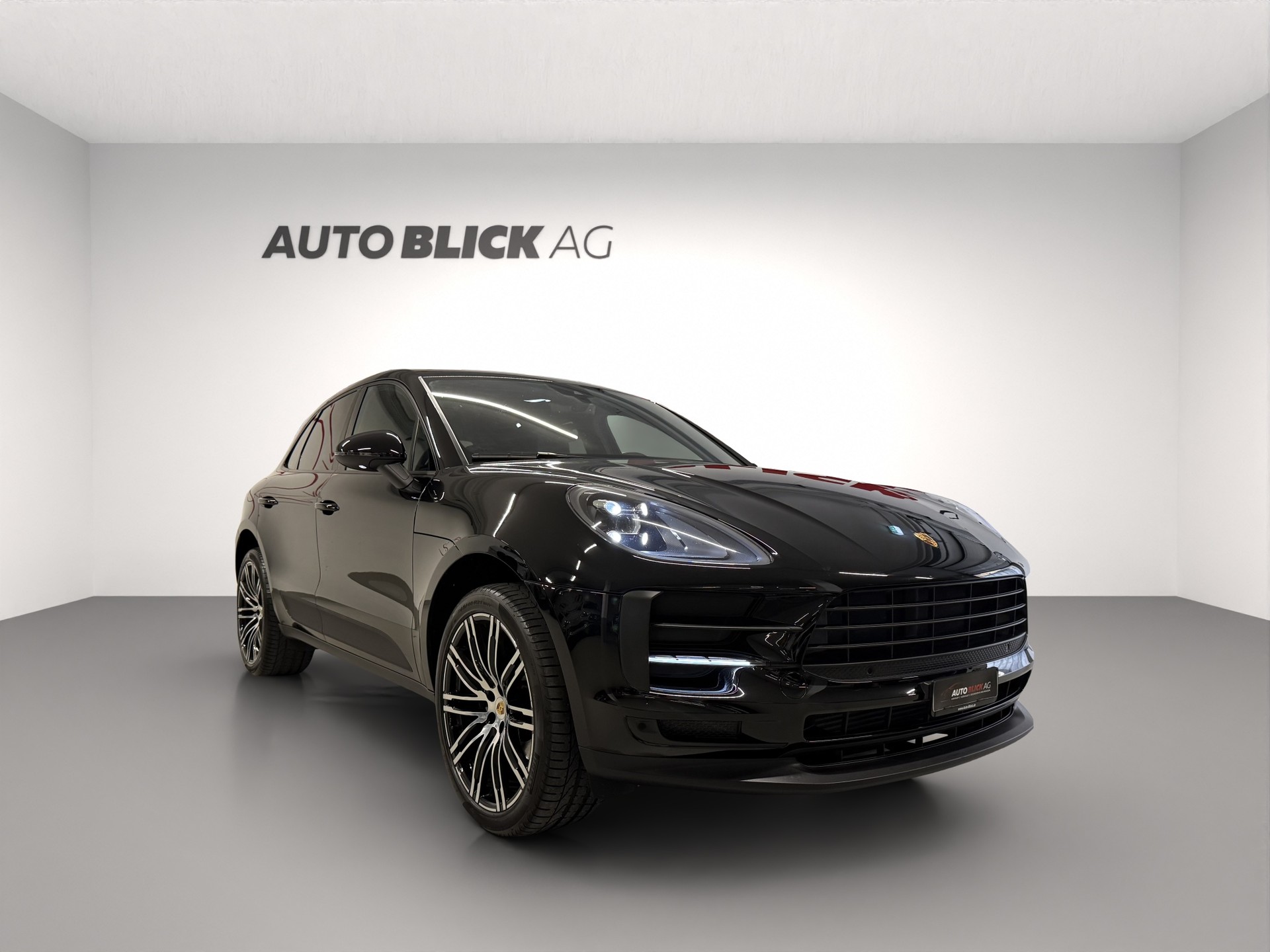 PORSCHE Macan PDK-showroom-element-1