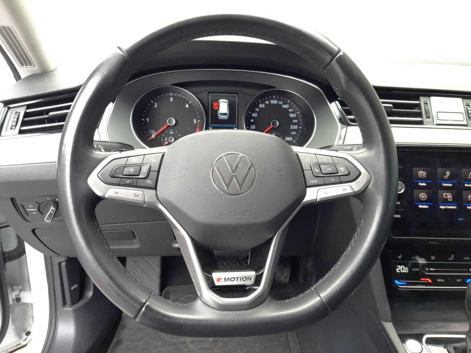 VW Passat 2.0 TDI BMT Elegance 4Motion DSG-image-8