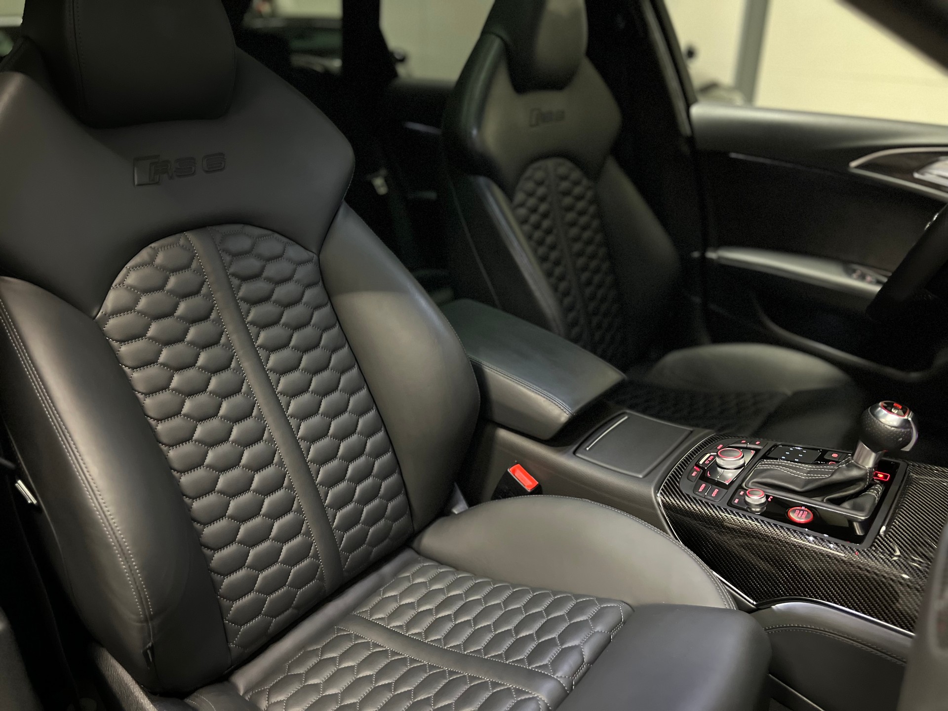 AUDI RS6 Avant 4.0 V8 TFSI perform. qu. T-Tr.-image-11