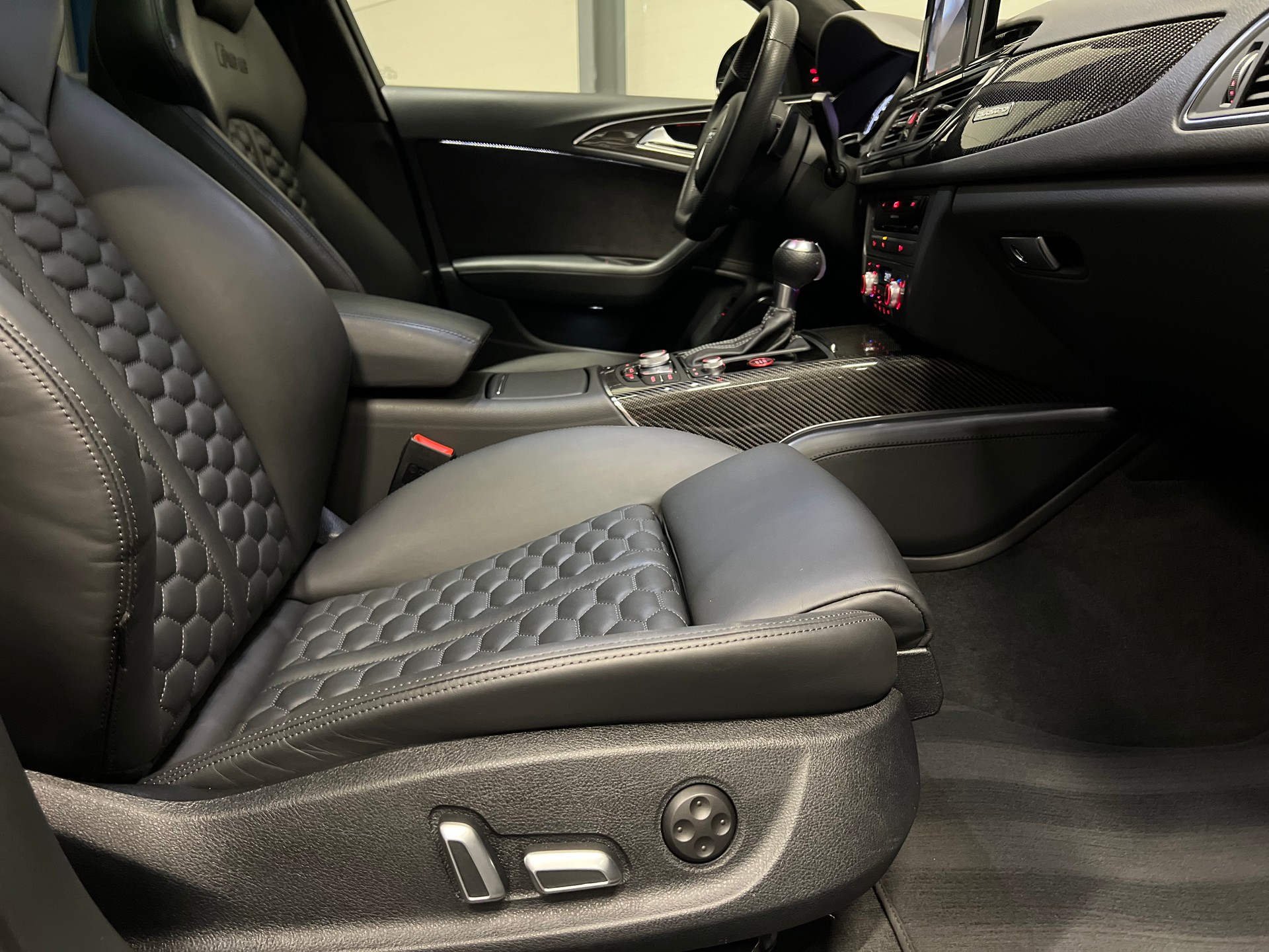 AUDI RS6 Avant 4.0 V8 TFSI perform. qu. T-Tr.-image-10