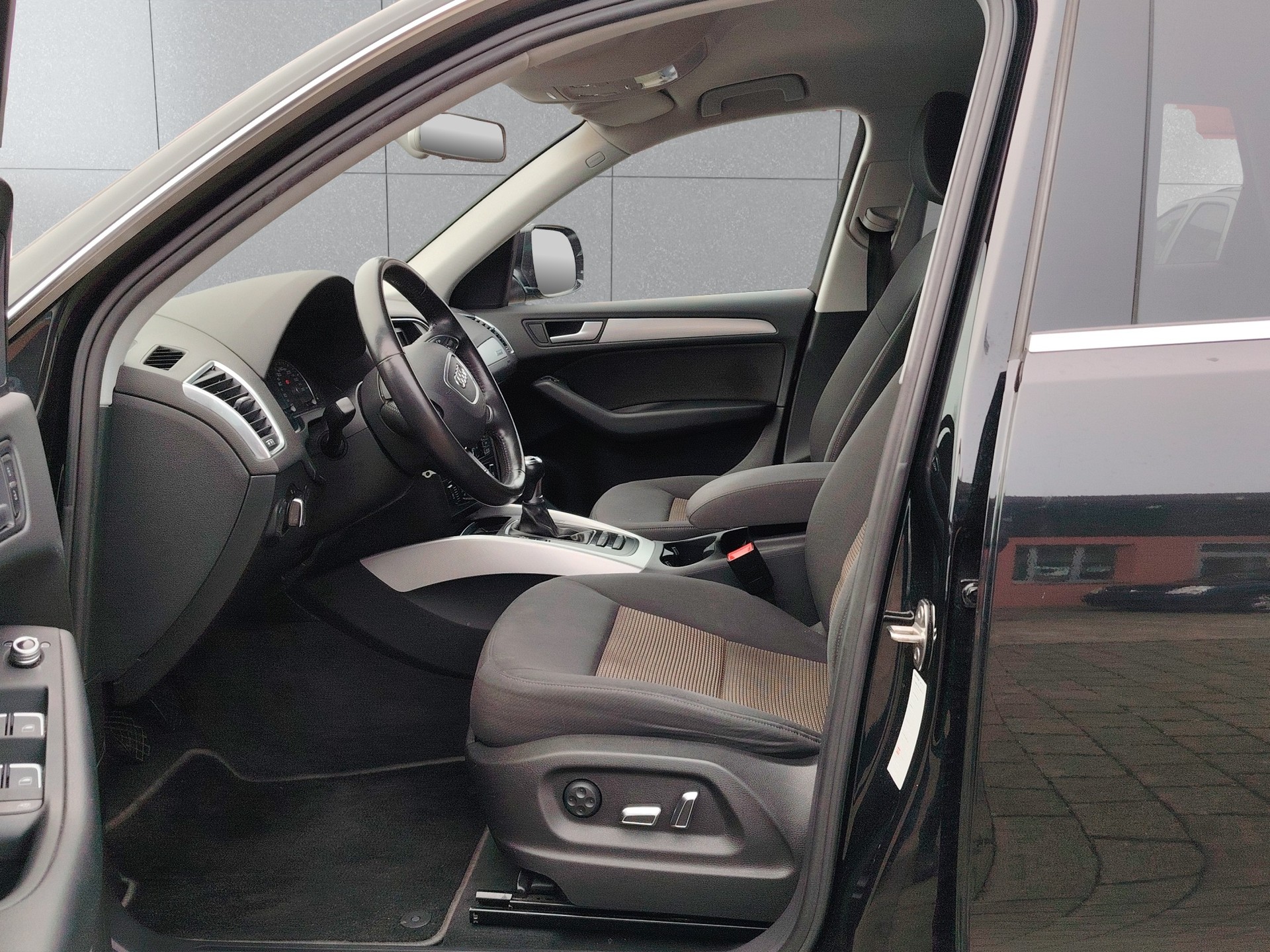 AUDI Q5 2.0 TDI quattro-image-10