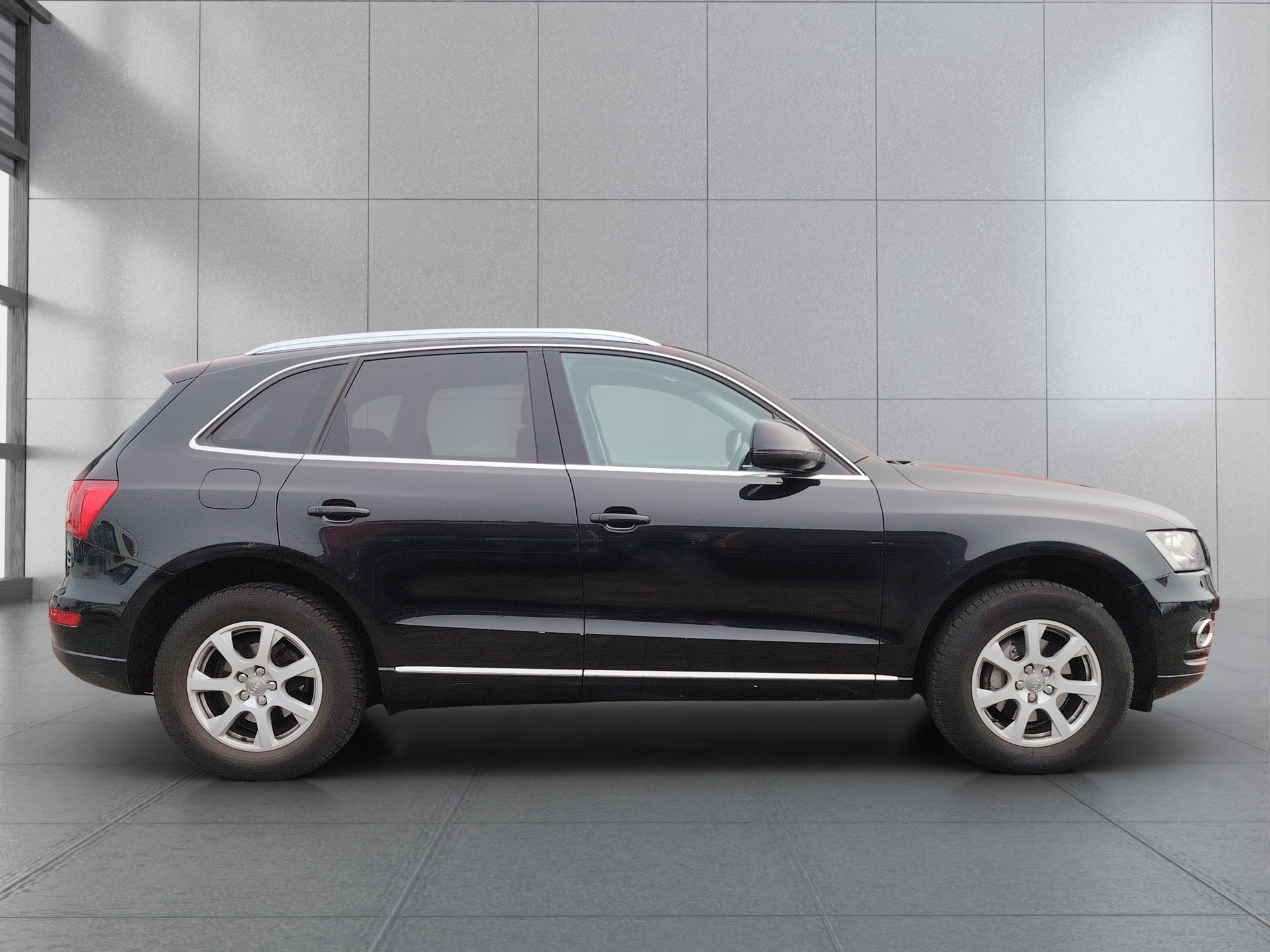 AUDI Q5 2.0 TDI quattro-image-4