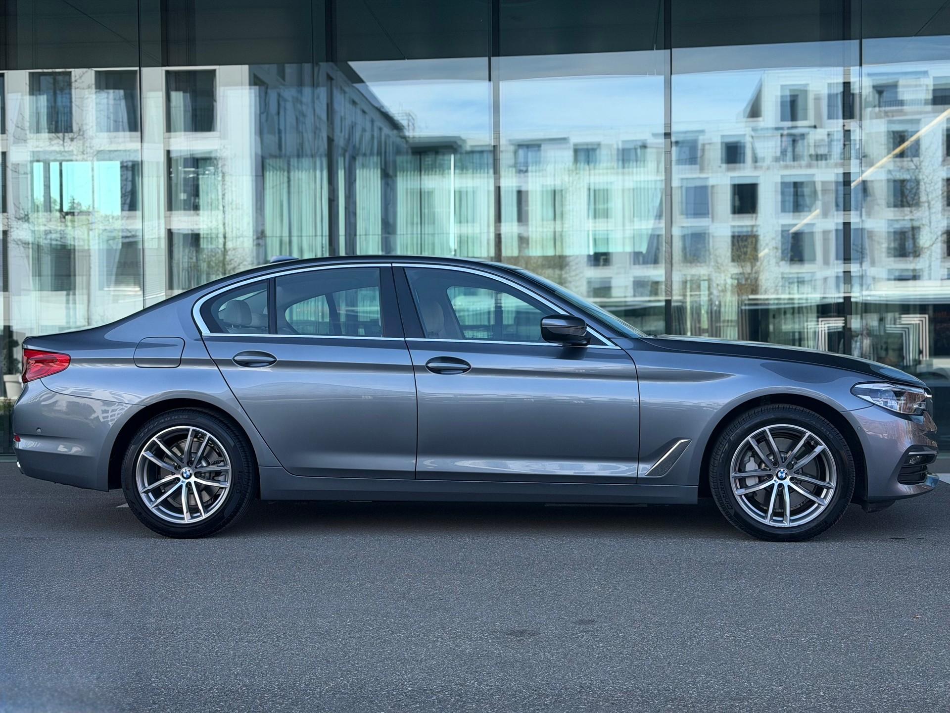 BMW 530e xDrive Steptronic-image-3
