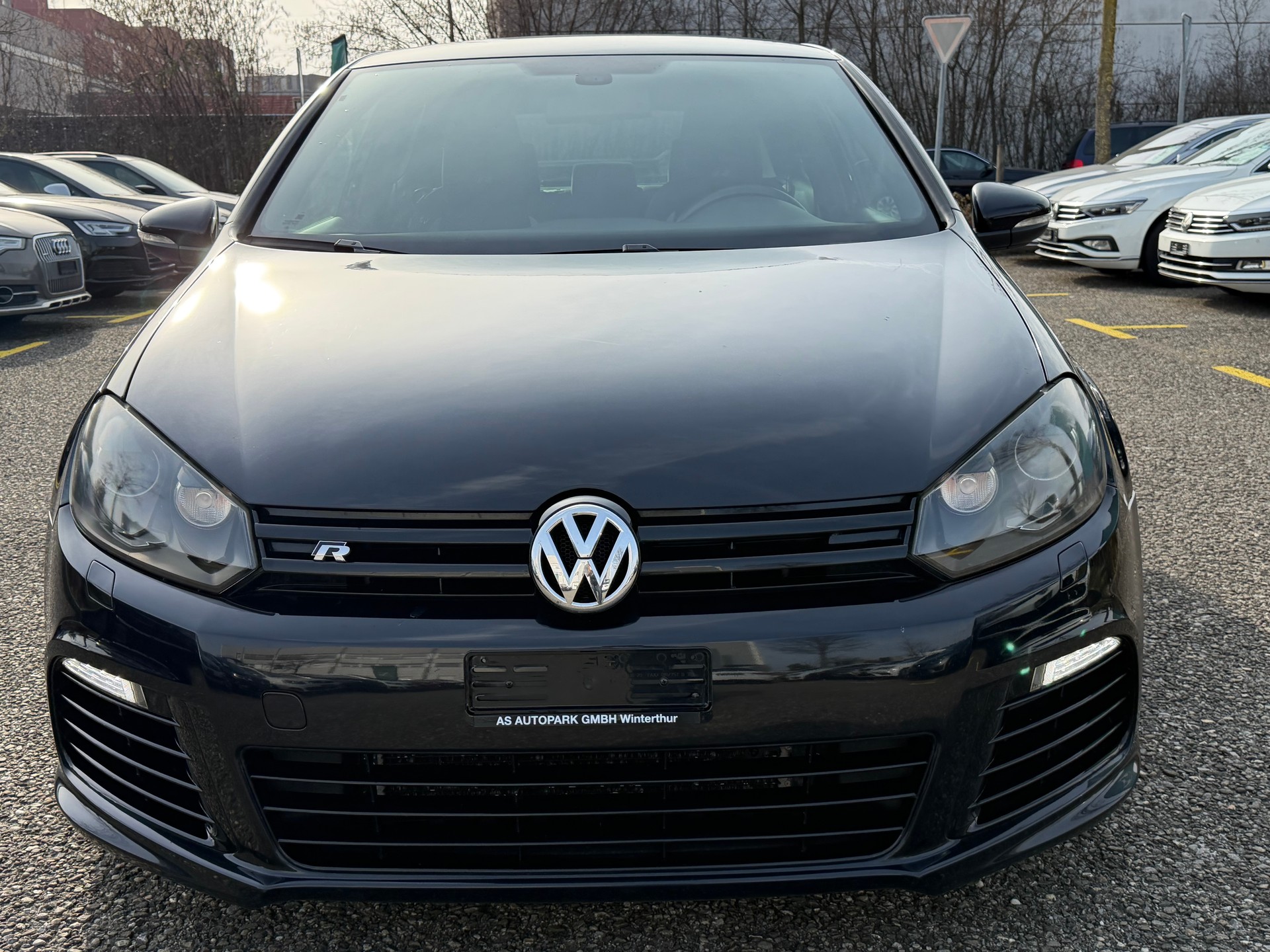 VW Golf 2.0 TSI R 4Motion-image-1