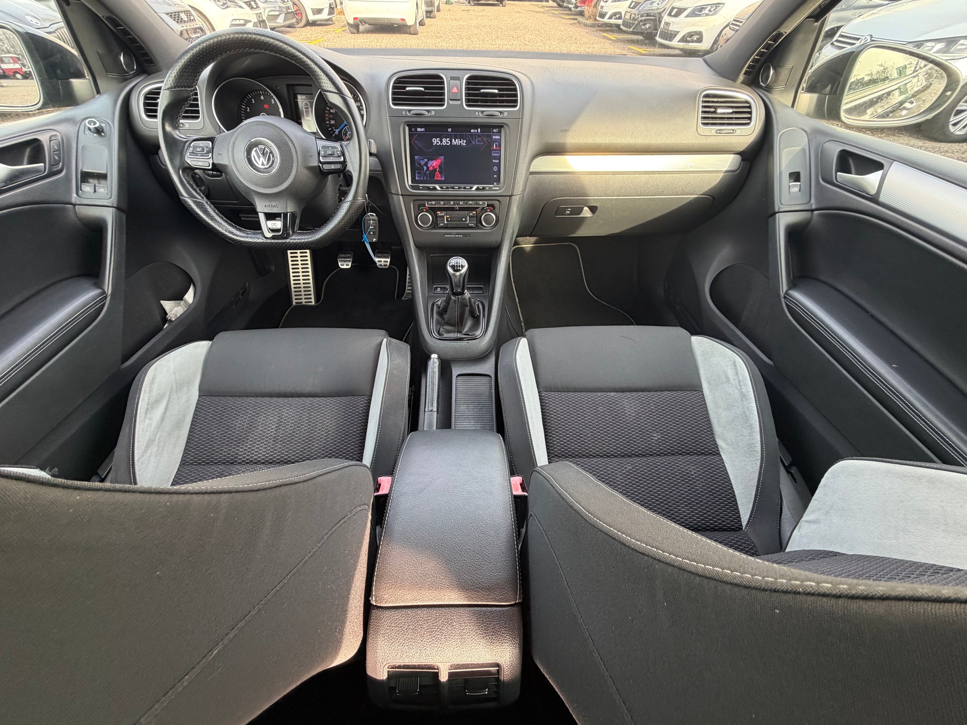 VW Golf 2.0 TSI R 4Motion-image-10