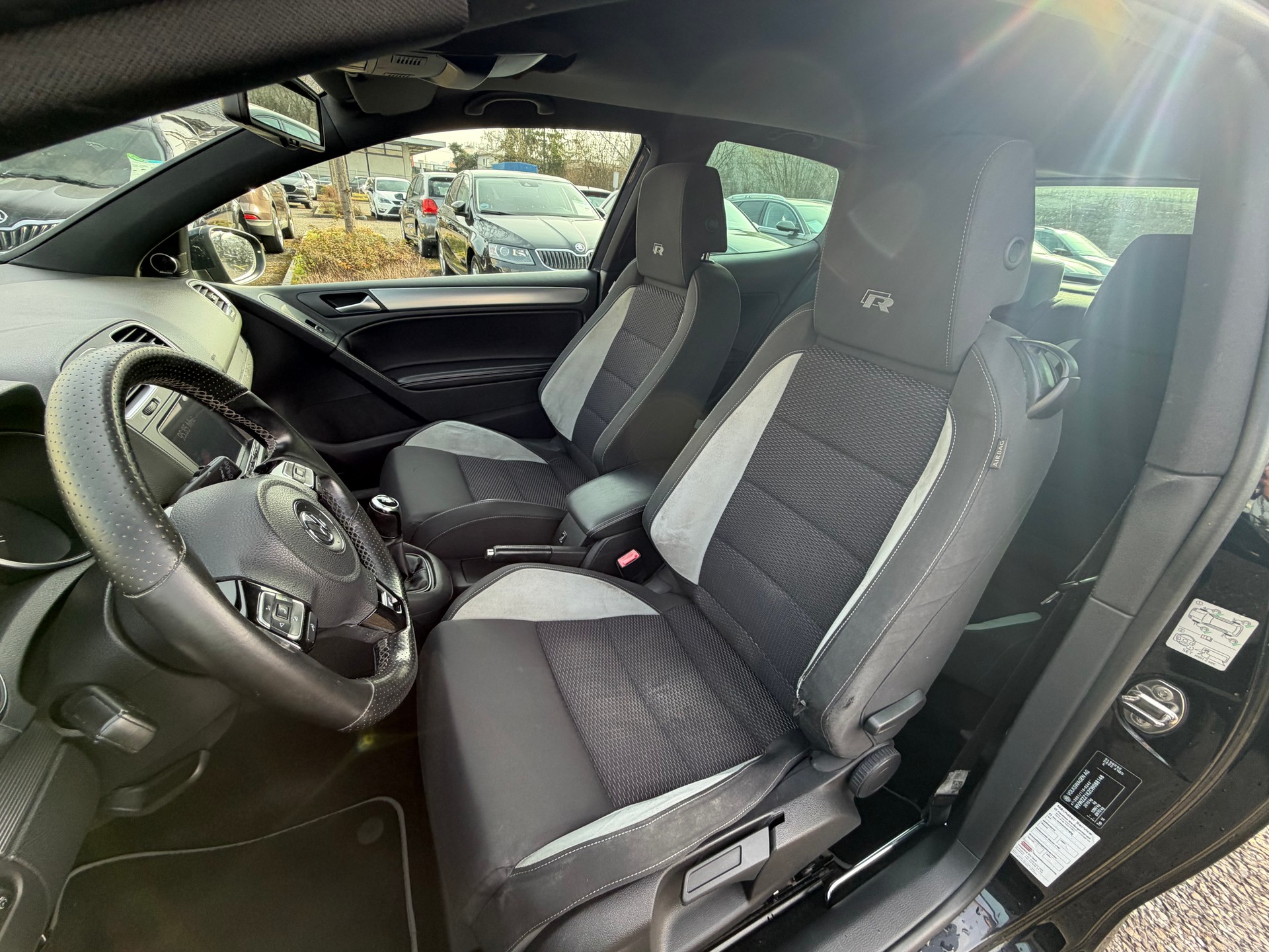 VW Golf 2.0 TSI R 4Motion-image-8