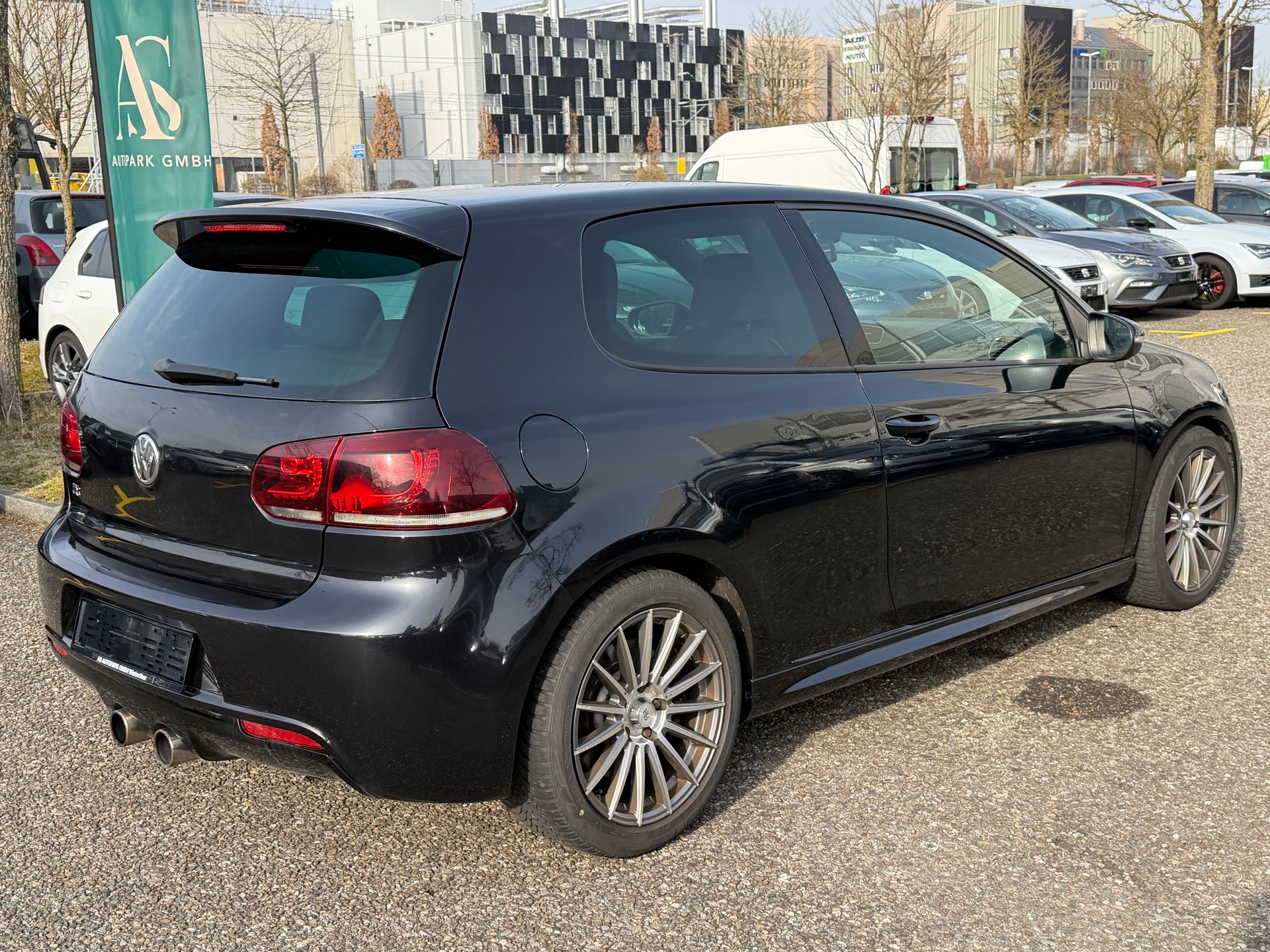 VW Golf 2.0 TSI R 4Motion-image-4