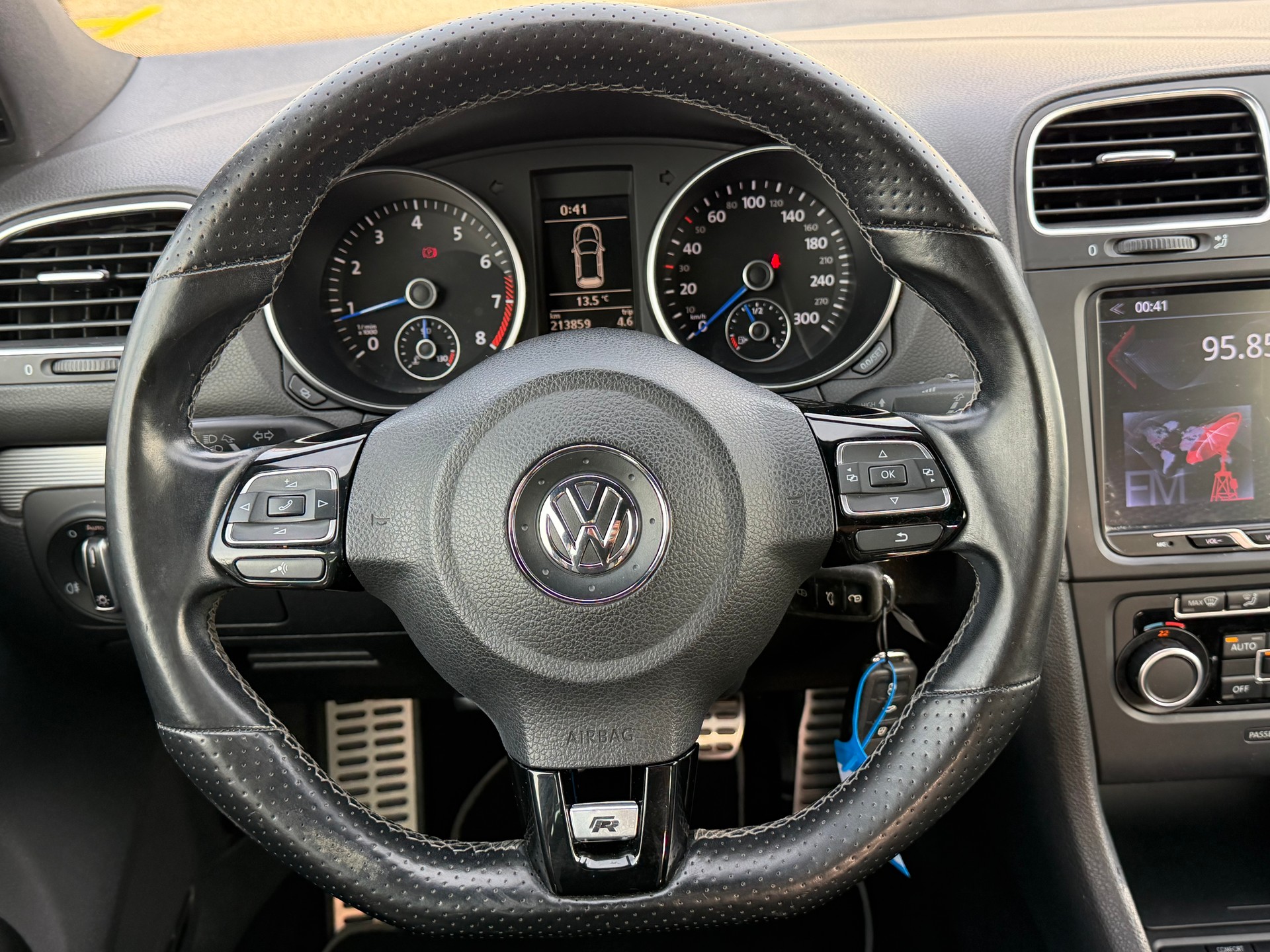 VW Golf 2.0 TSI R 4Motion-image-11