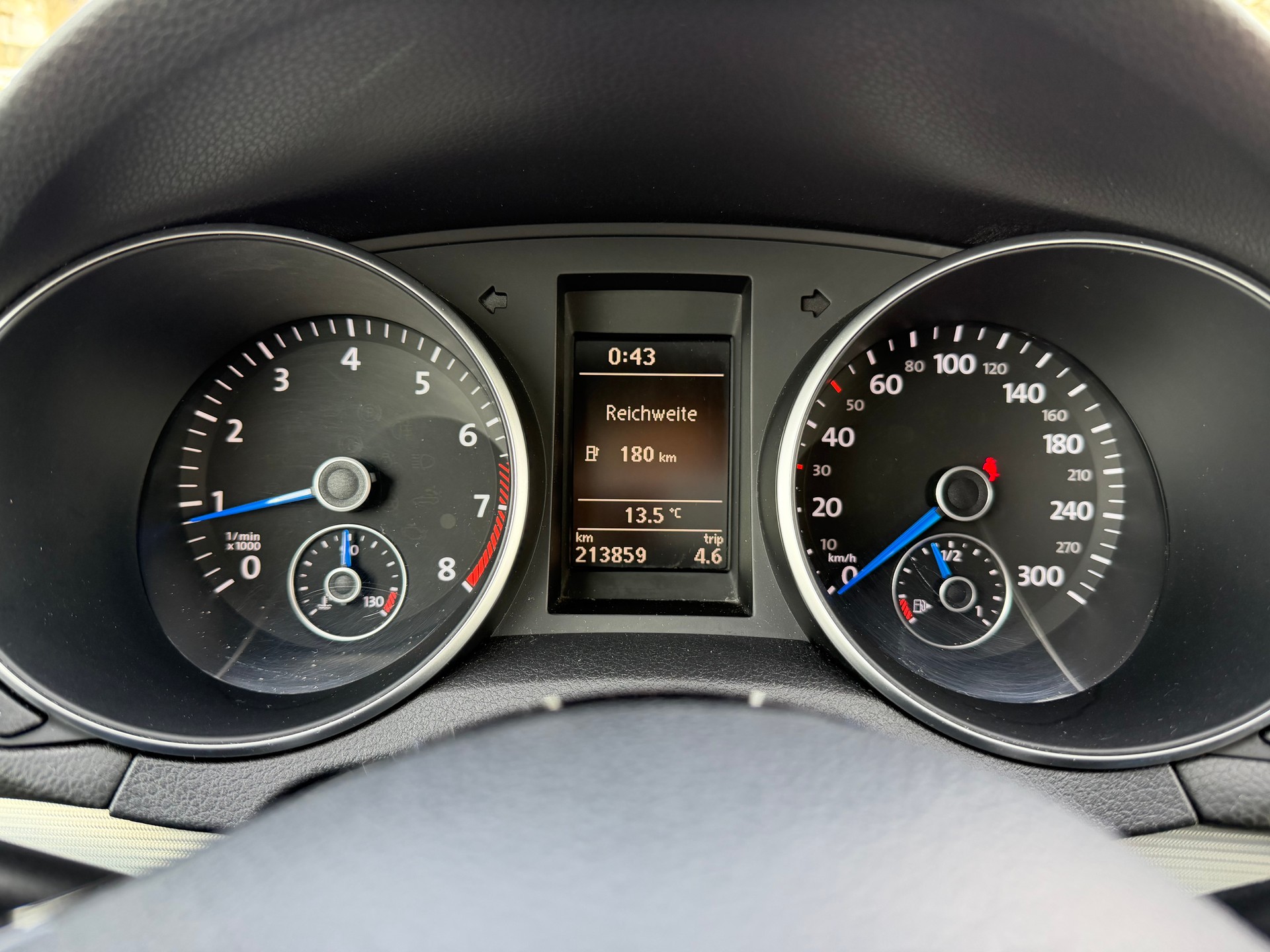 VW Golf 2.0 TSI R 4Motion-image-14