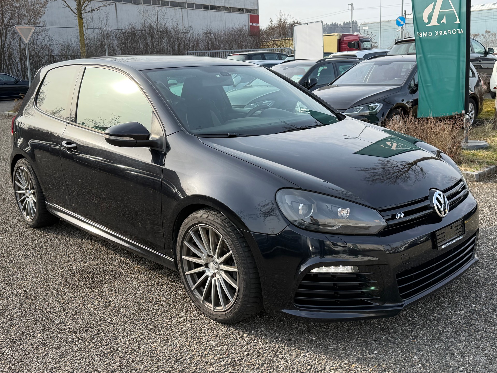 VW Golf 2.0 TSI R 4Motion-image-2
