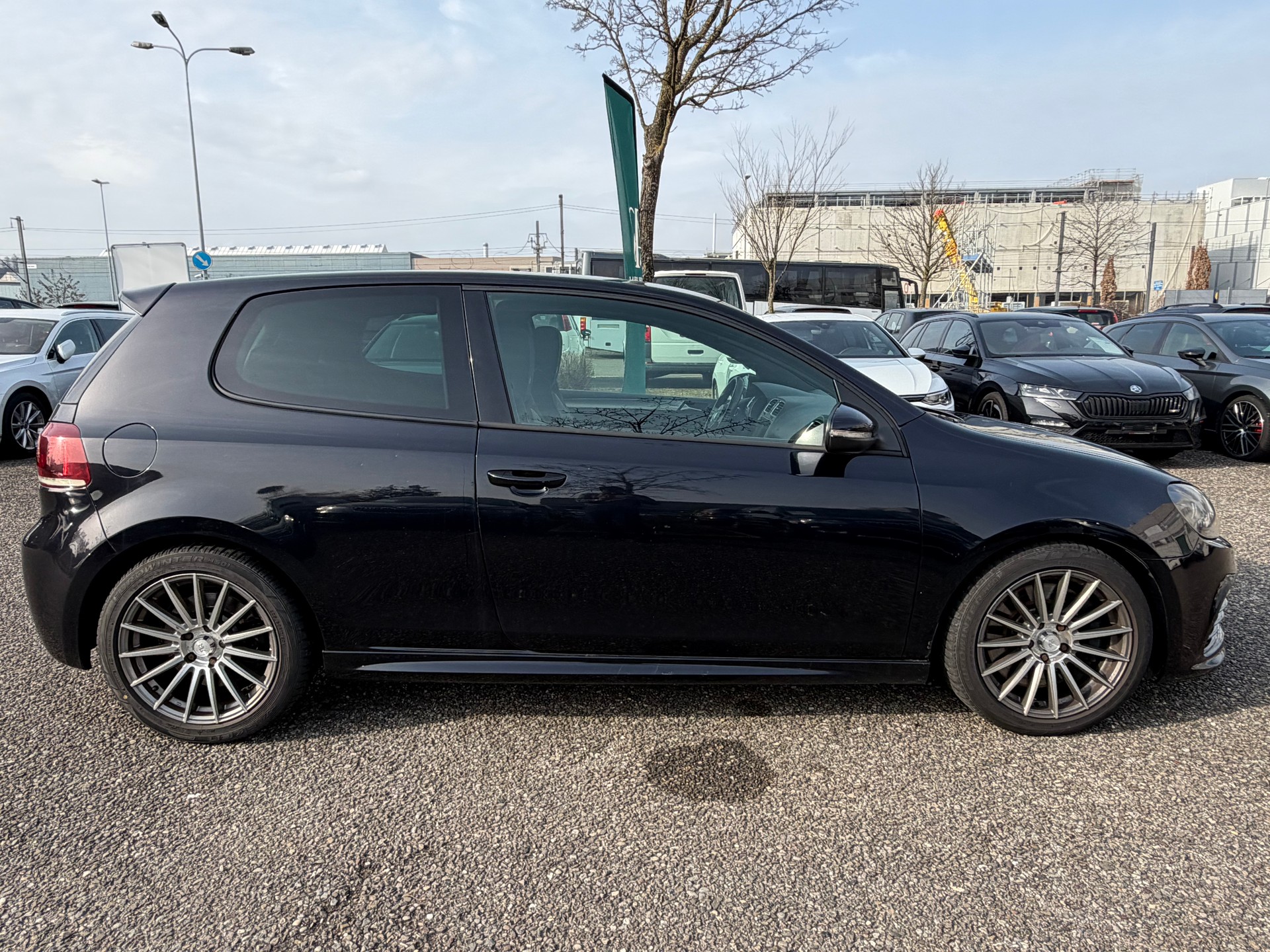 VW Golf 2.0 TSI R 4Motion-image-3