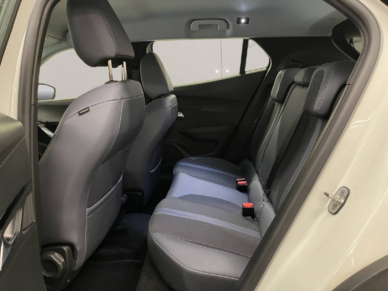 PEUGEOT 2008 e-Allure-image-10