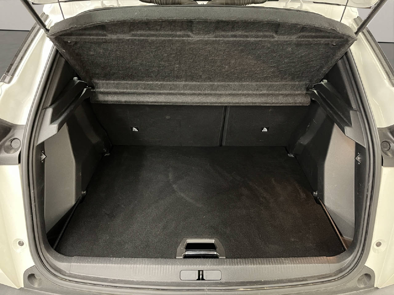 PEUGEOT 2008 e-Allure-image-12