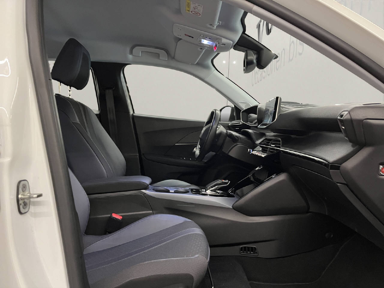 PEUGEOT 2008 e-Allure-image-11