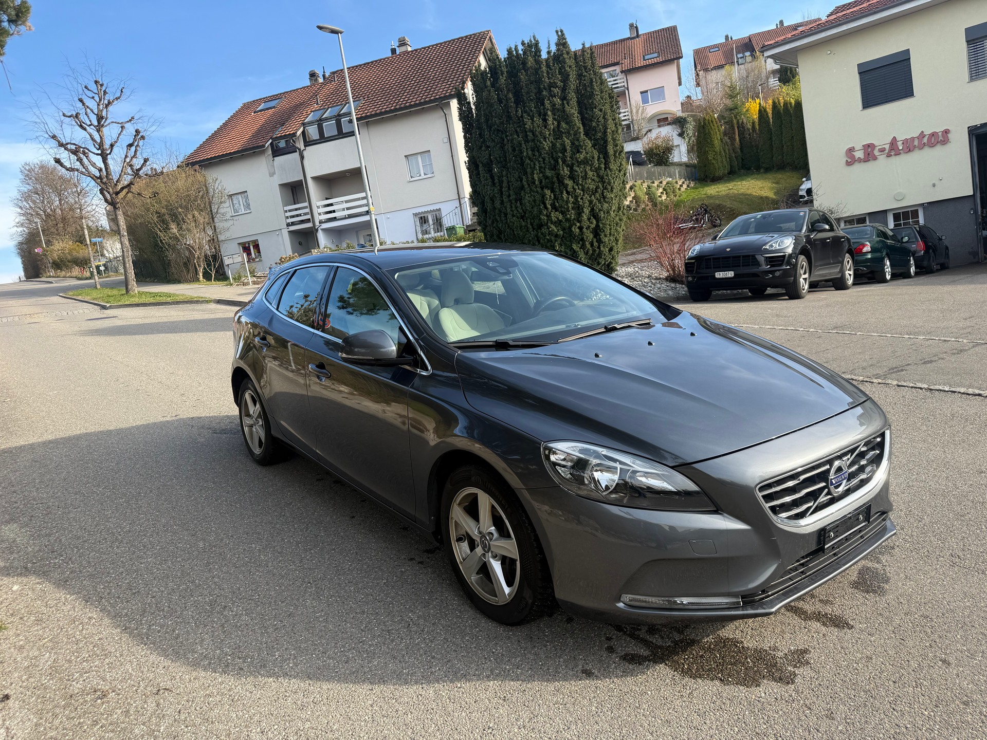 VOLVO V40 D4 Momentum Geartronic-image-1